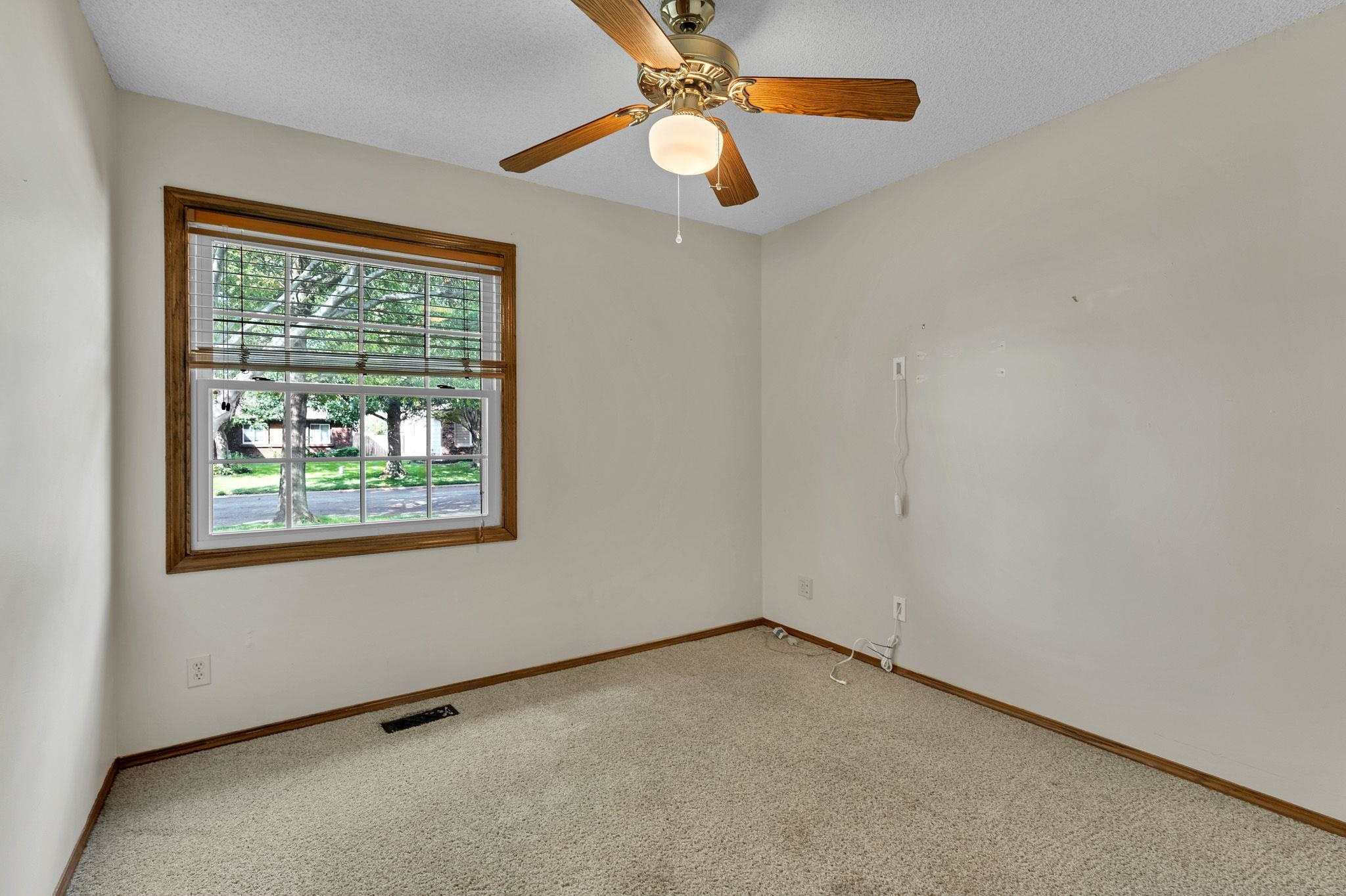 2048 N Murray St Property Photo 11