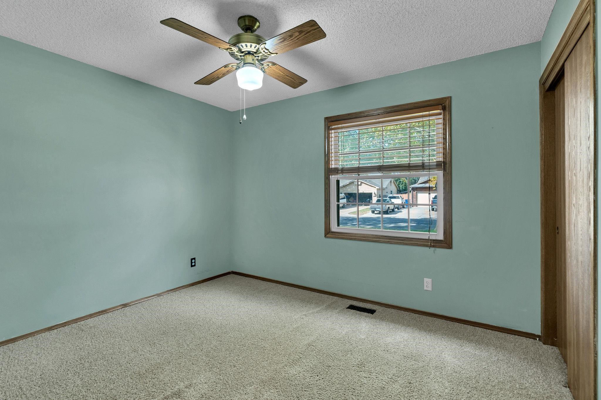 2048 N Murray St Property Photo 12