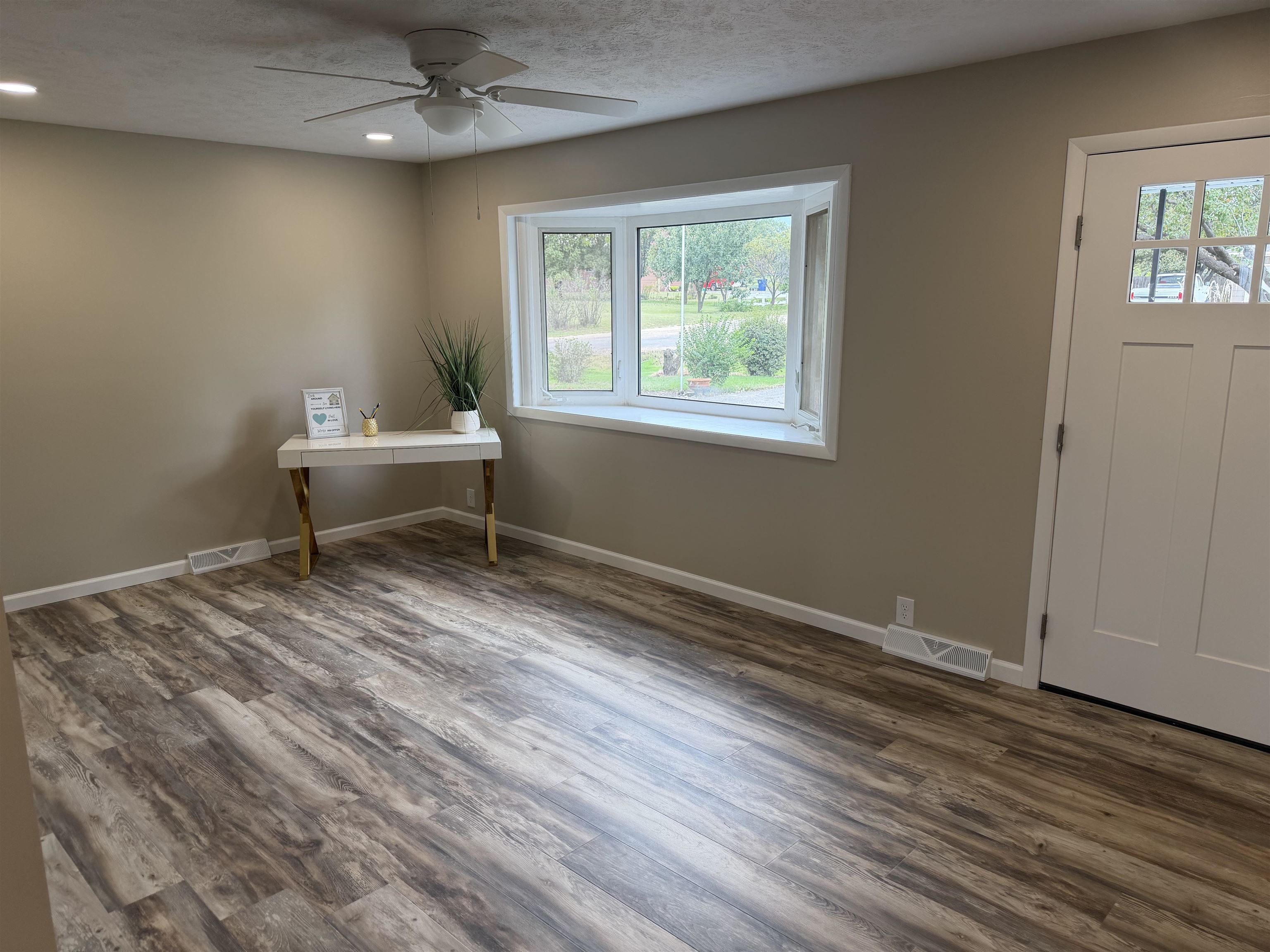 349 Robson Property Photo 4