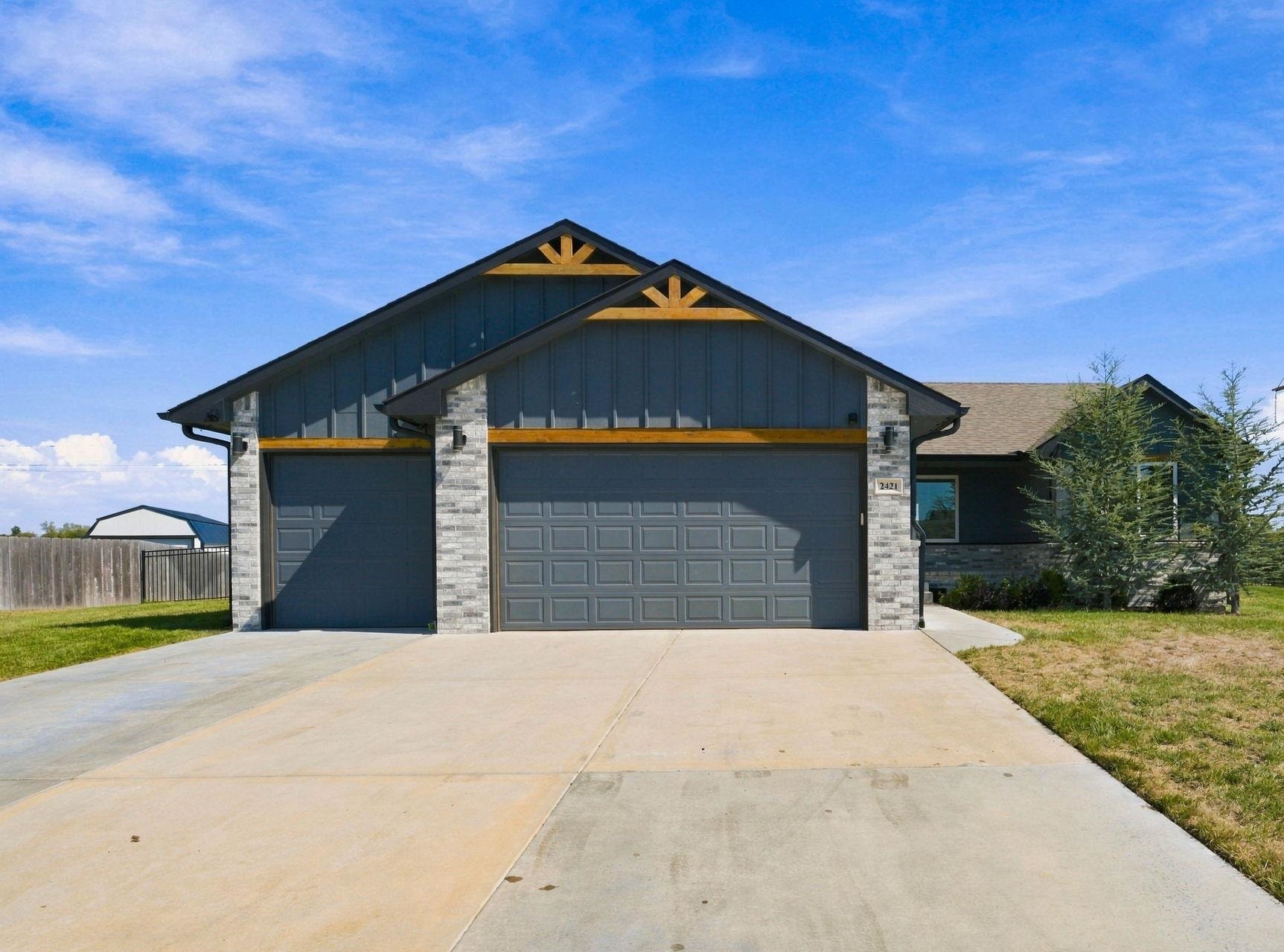 2421 E Velvet Leaf Property Photo 1
