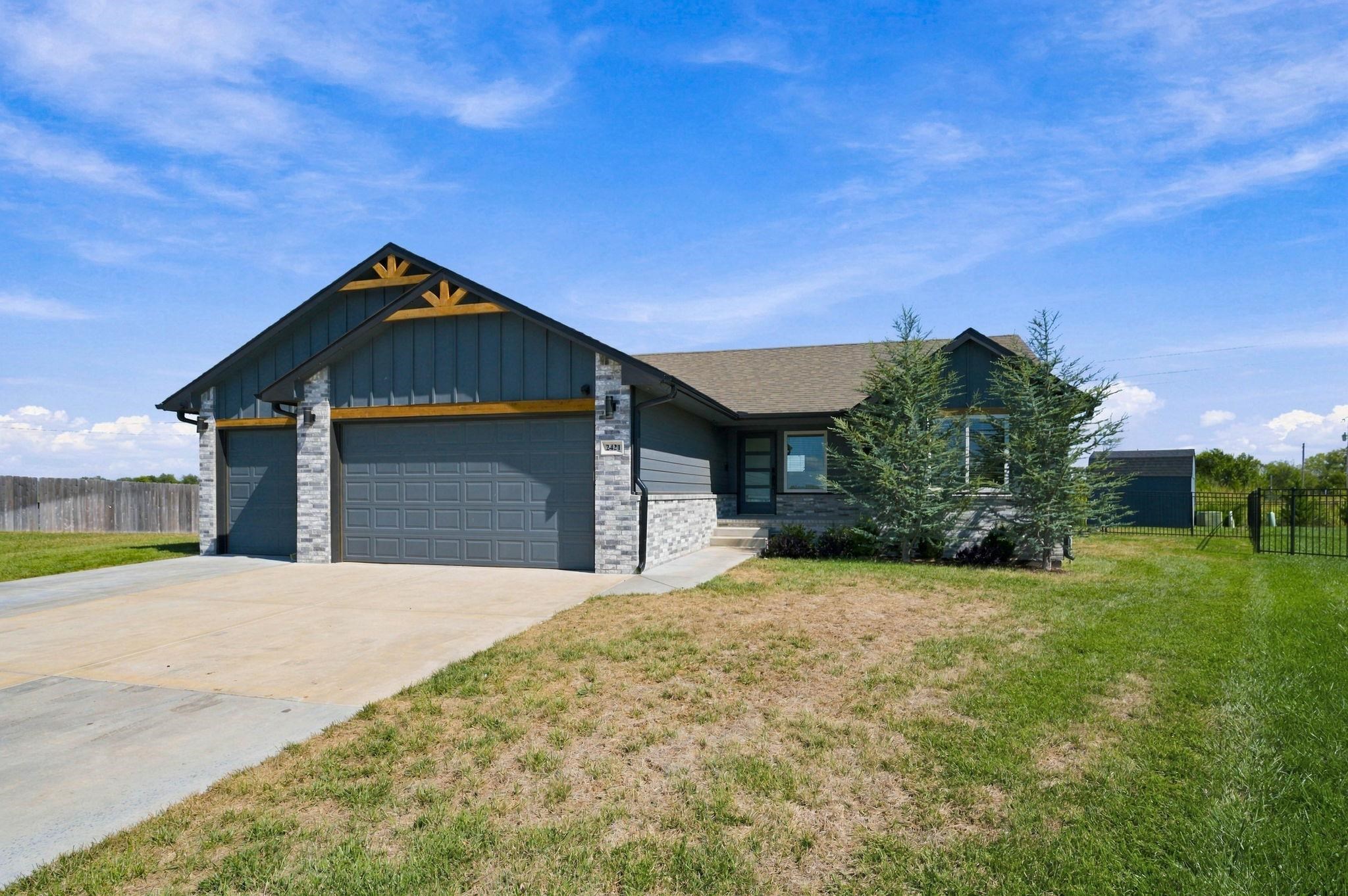 2421 E Velvet Leaf Property Photo 2
