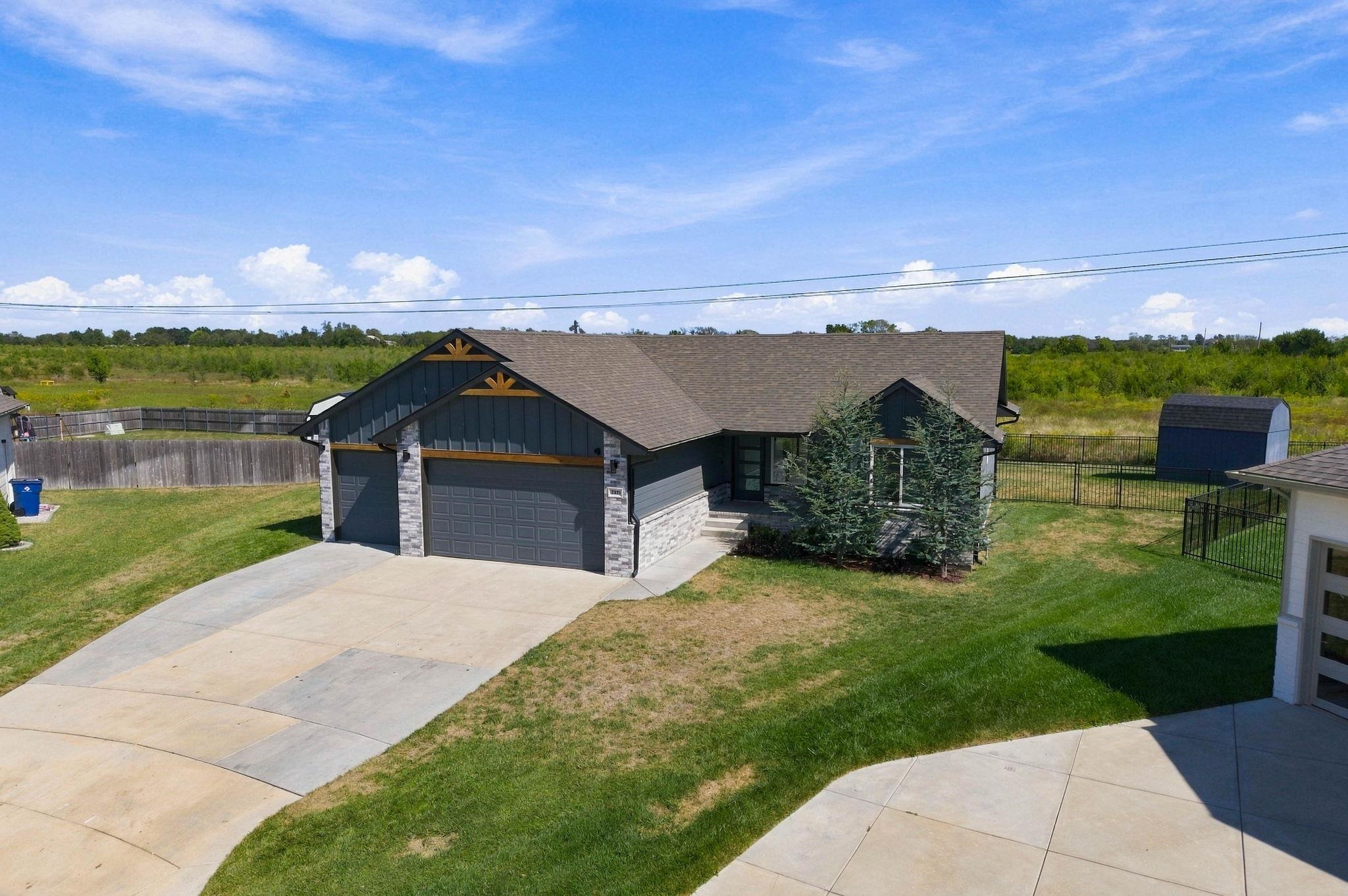 2421 E Velvet Leaf Property Photo 3