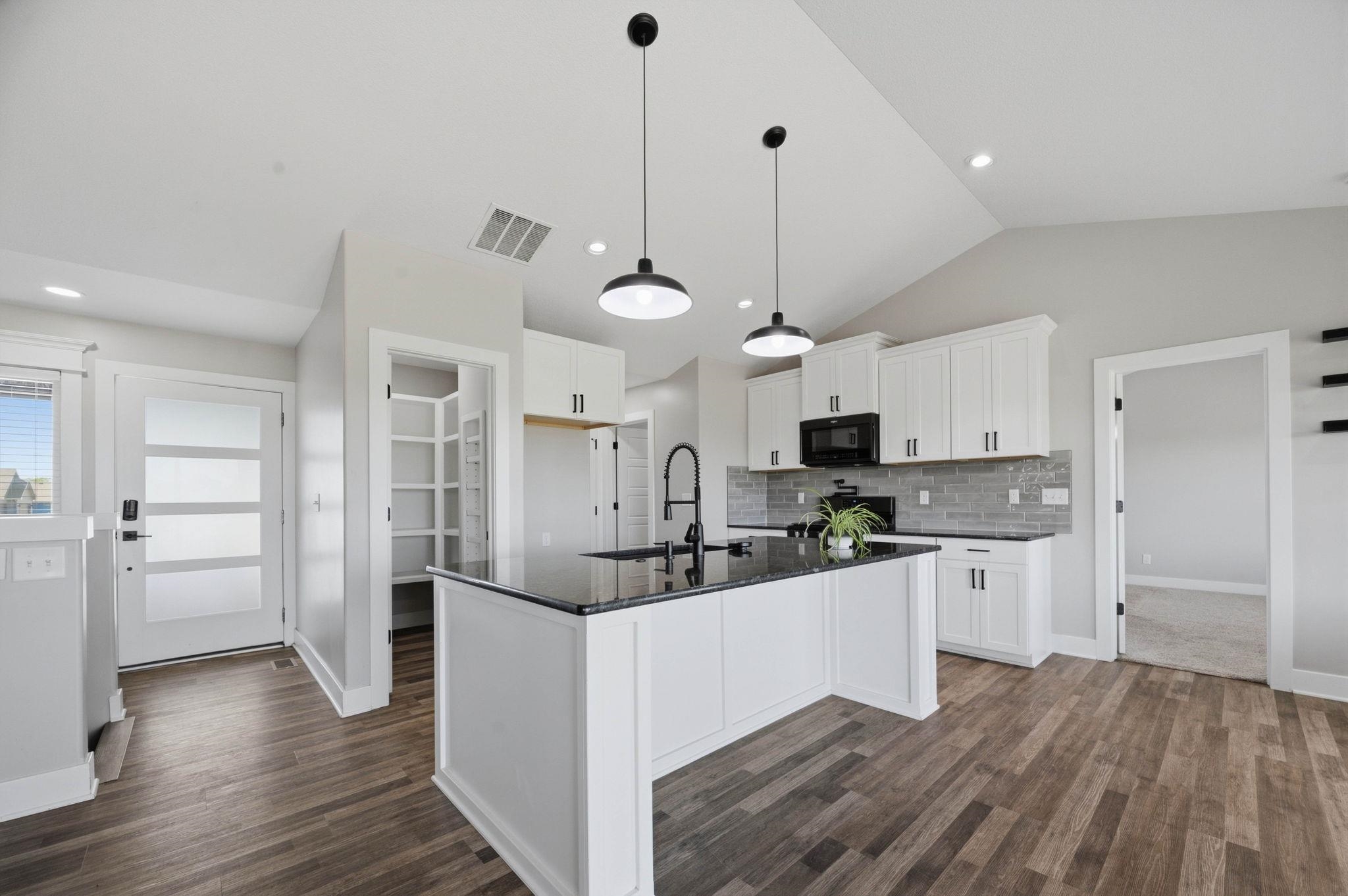 2421 E Velvet Leaf Property Photo 9