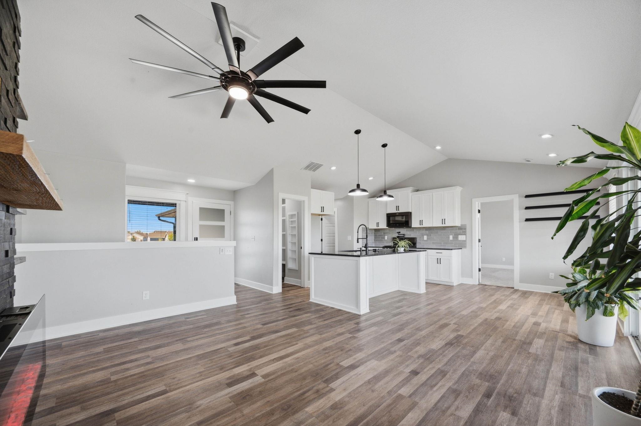 2421 E Velvet Leaf Property Photo 12