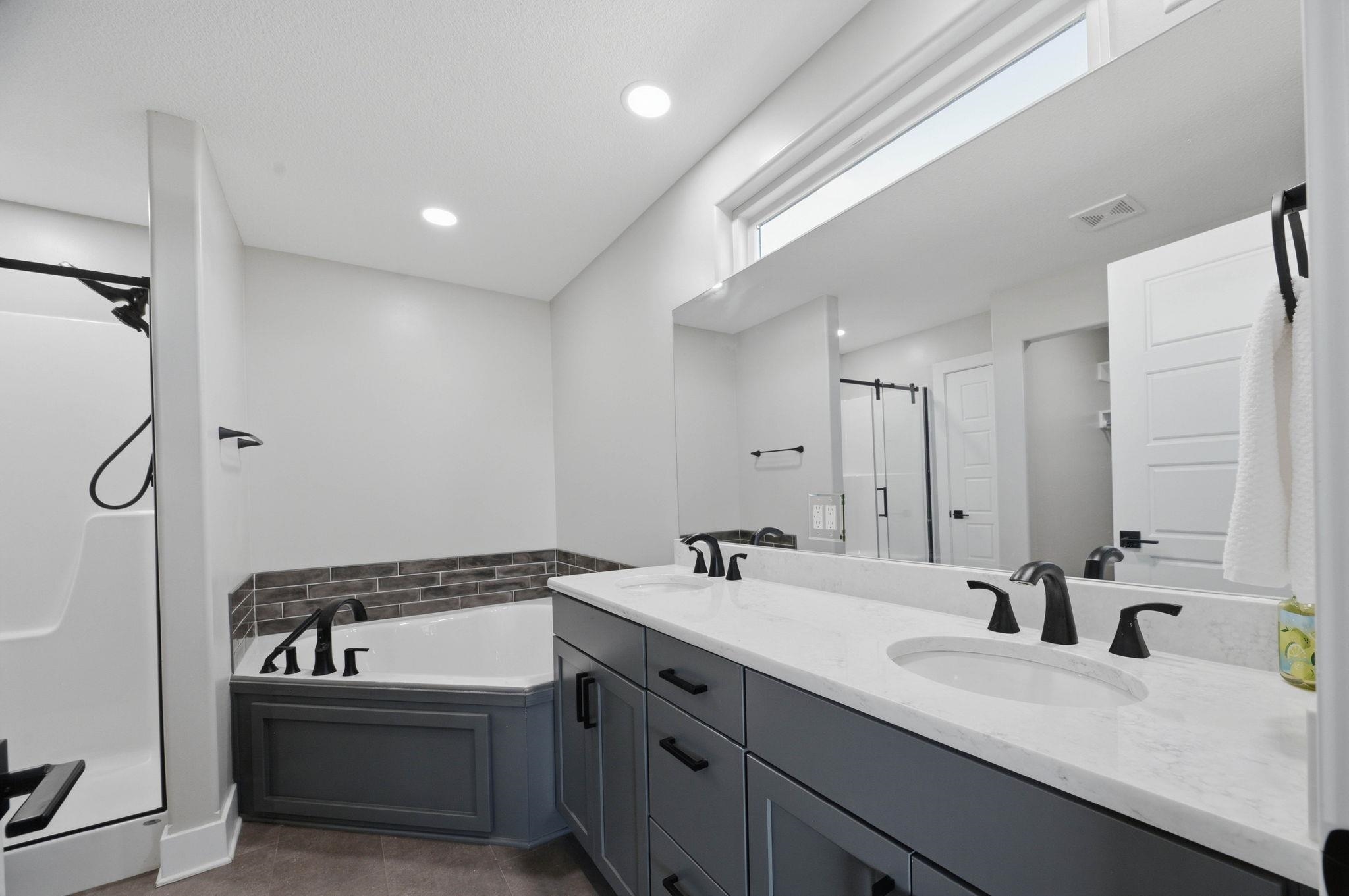 2421 E Velvet Leaf Property Photo 15