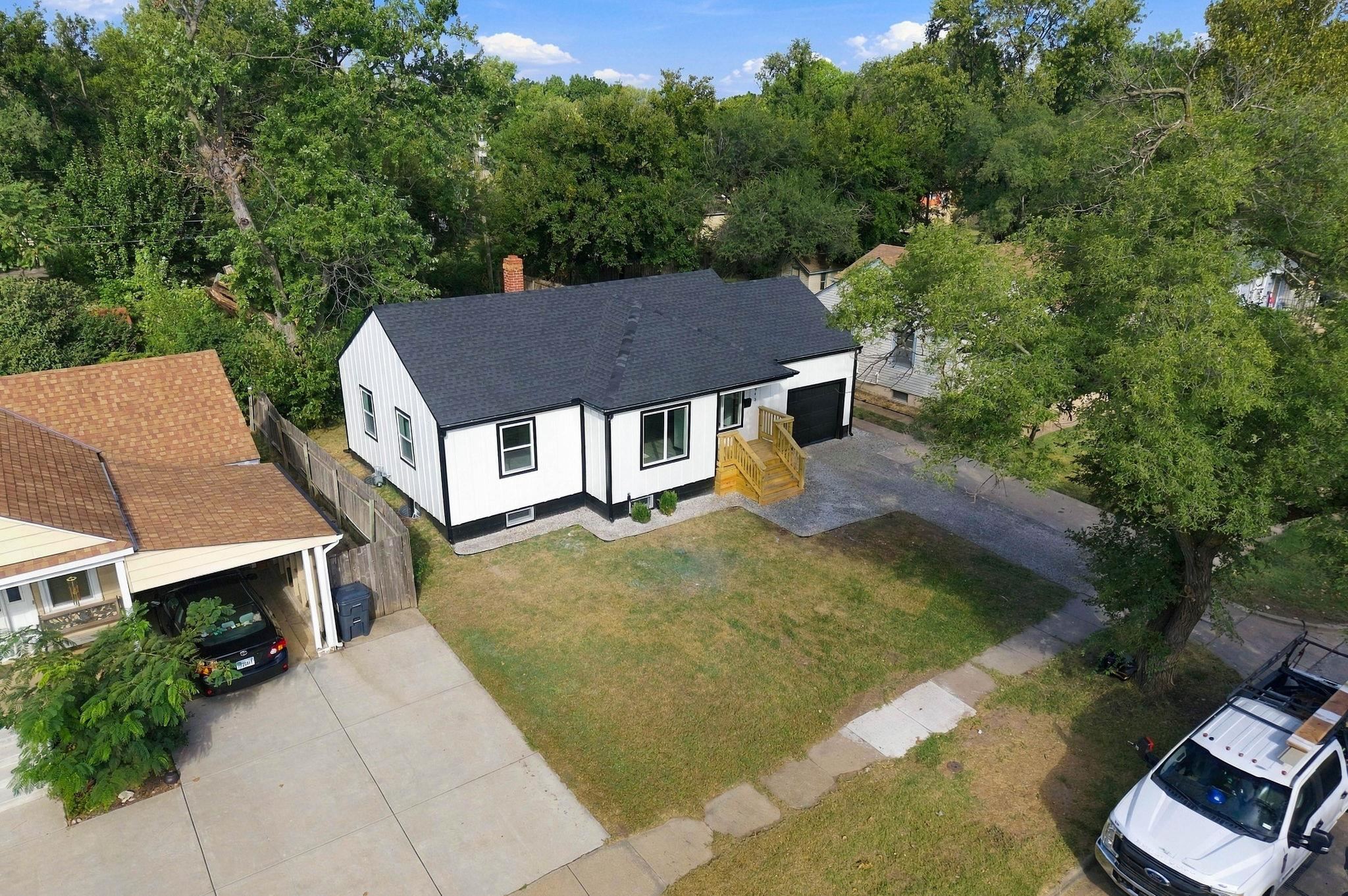 1045 N Ridgewood Dr Property Photo 2