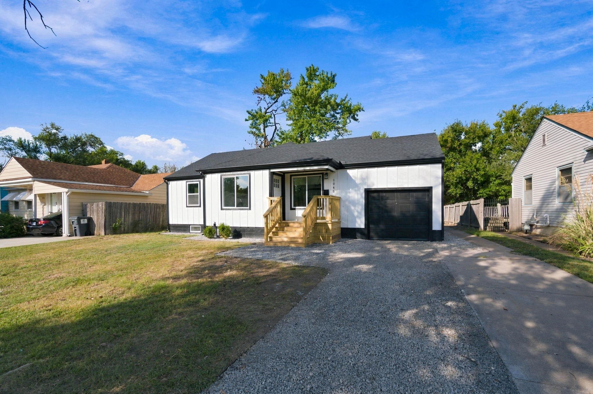 1045 N Ridgewood Dr Property Photo 5