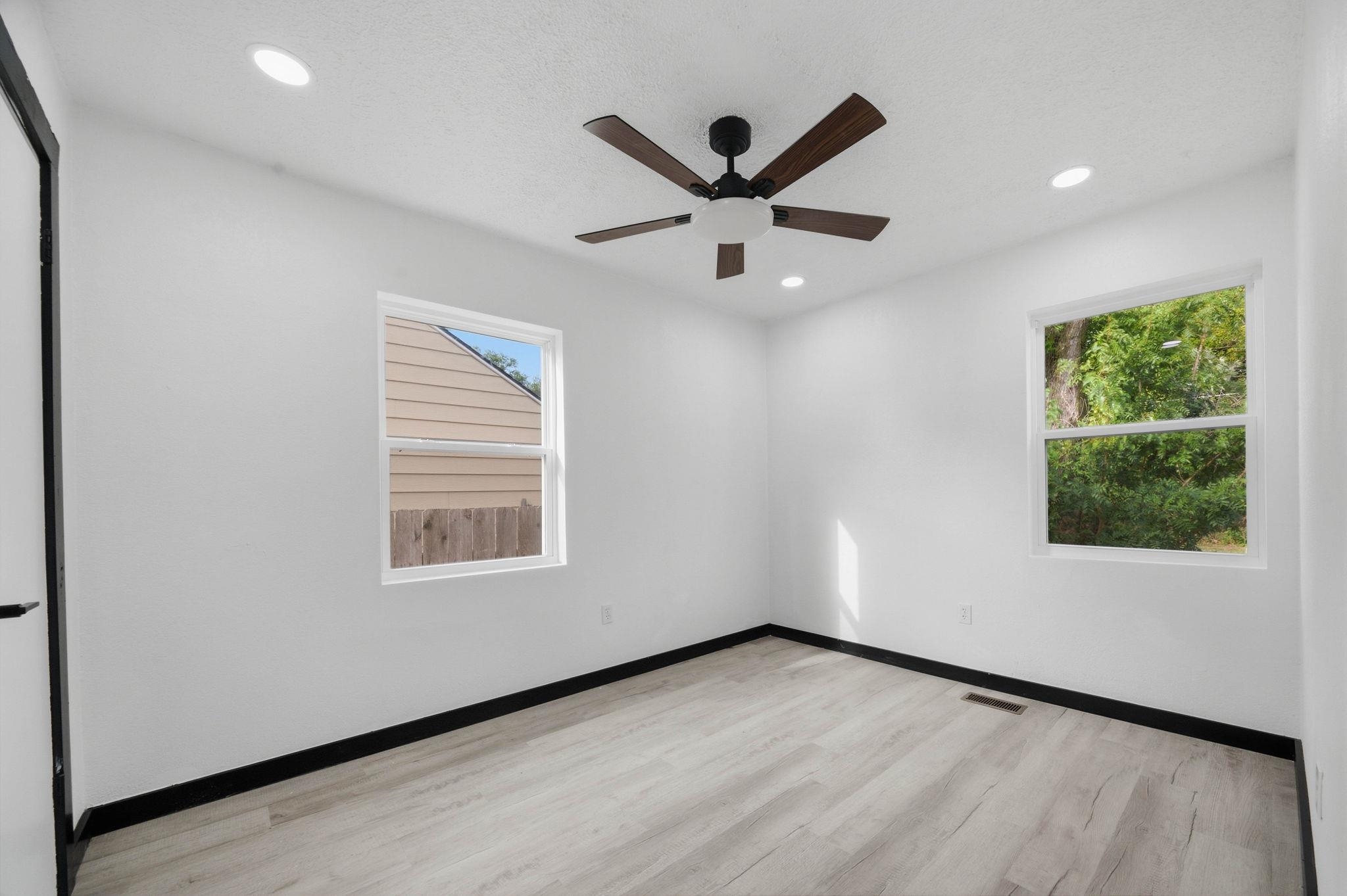 1045 N Ridgewood Dr Property Photo 18