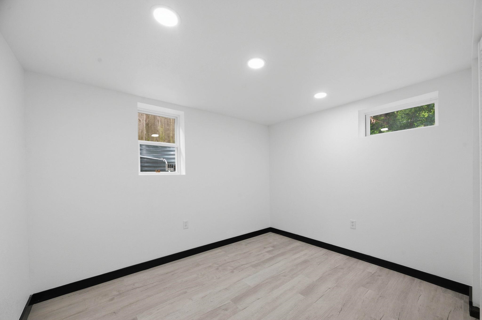 1045 N Ridgewood Dr Property Photo 24