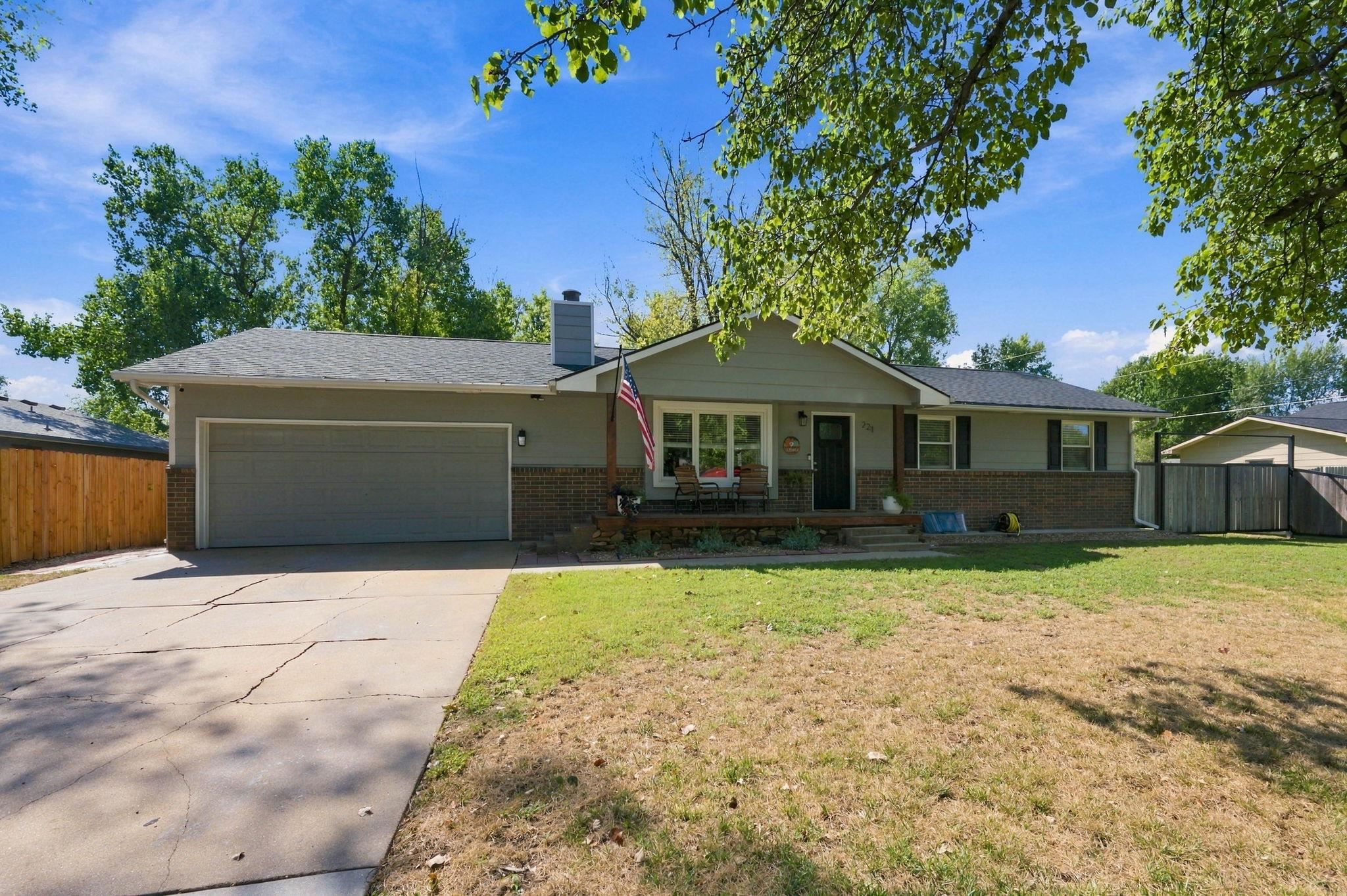 221 E Bradbury St Property Photo 1