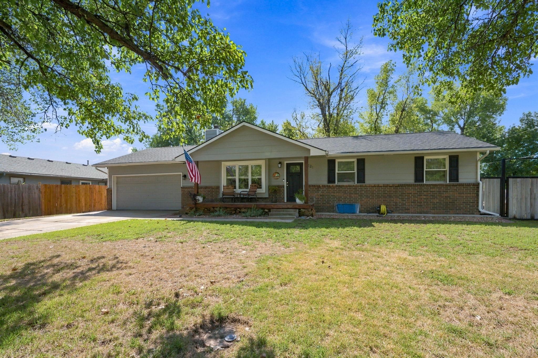 221 E Bradbury St Property Photo 3