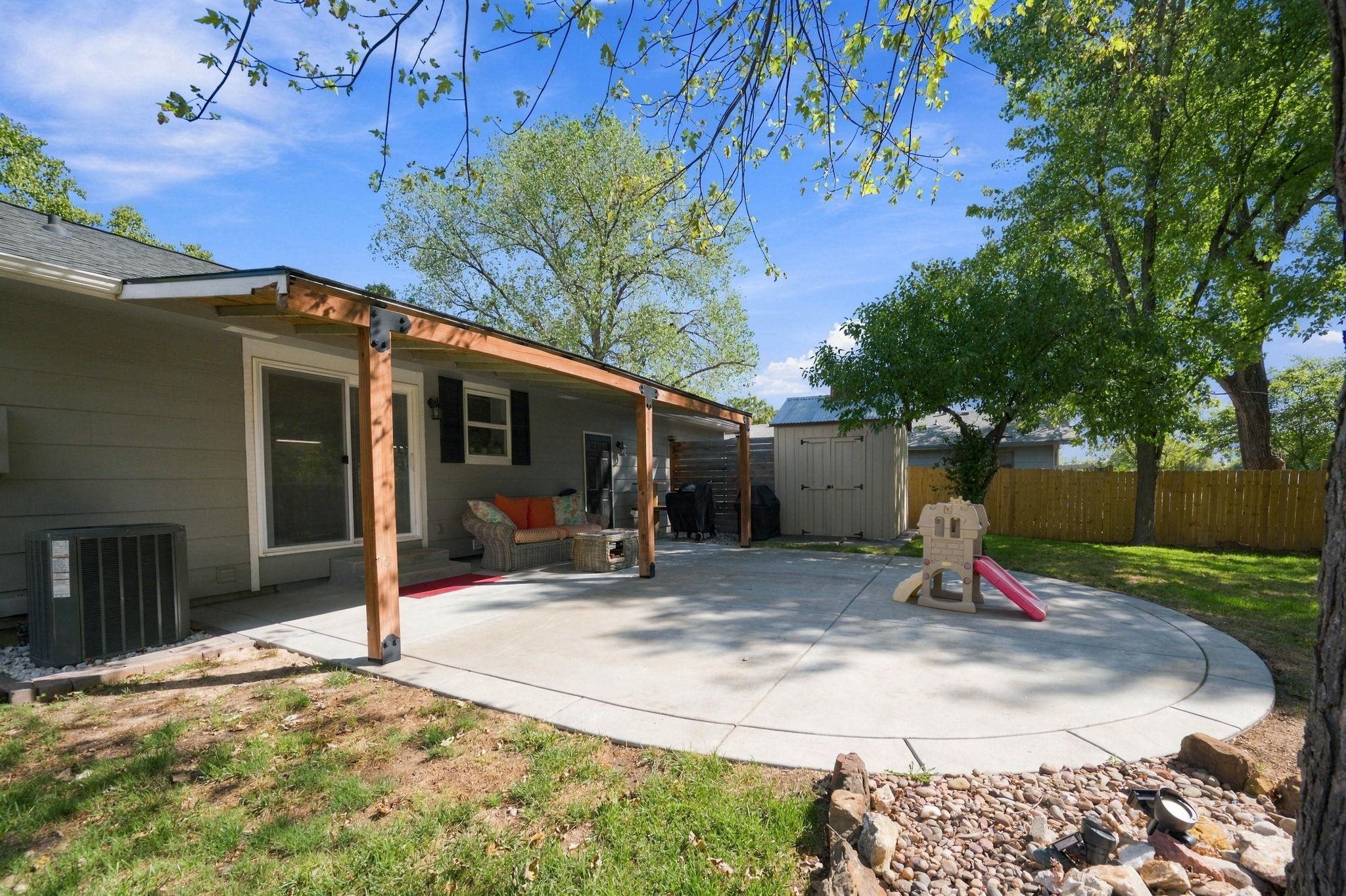 221 E Bradbury St Property Photo 26