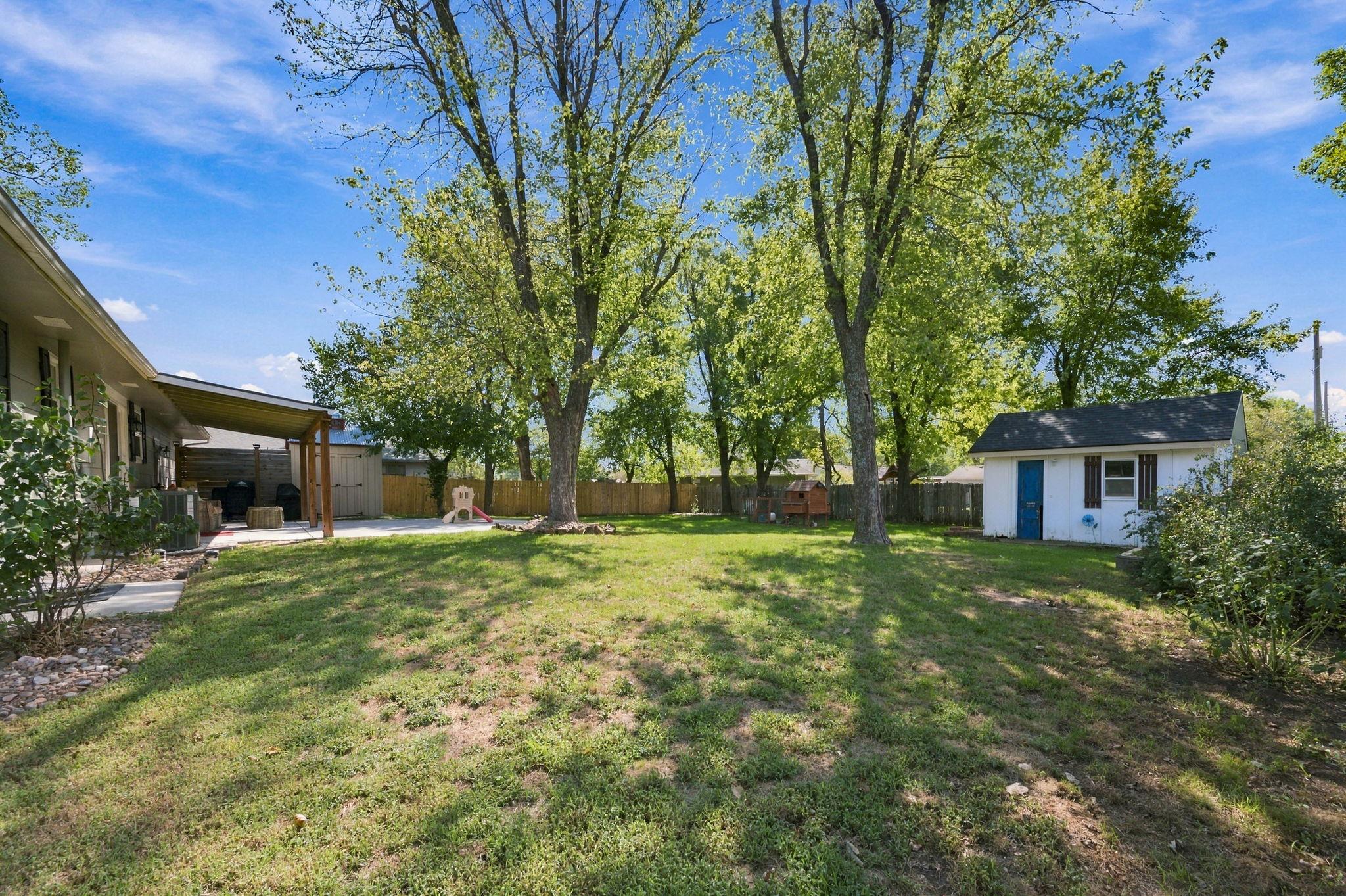 221 E Bradbury St Property Photo 28