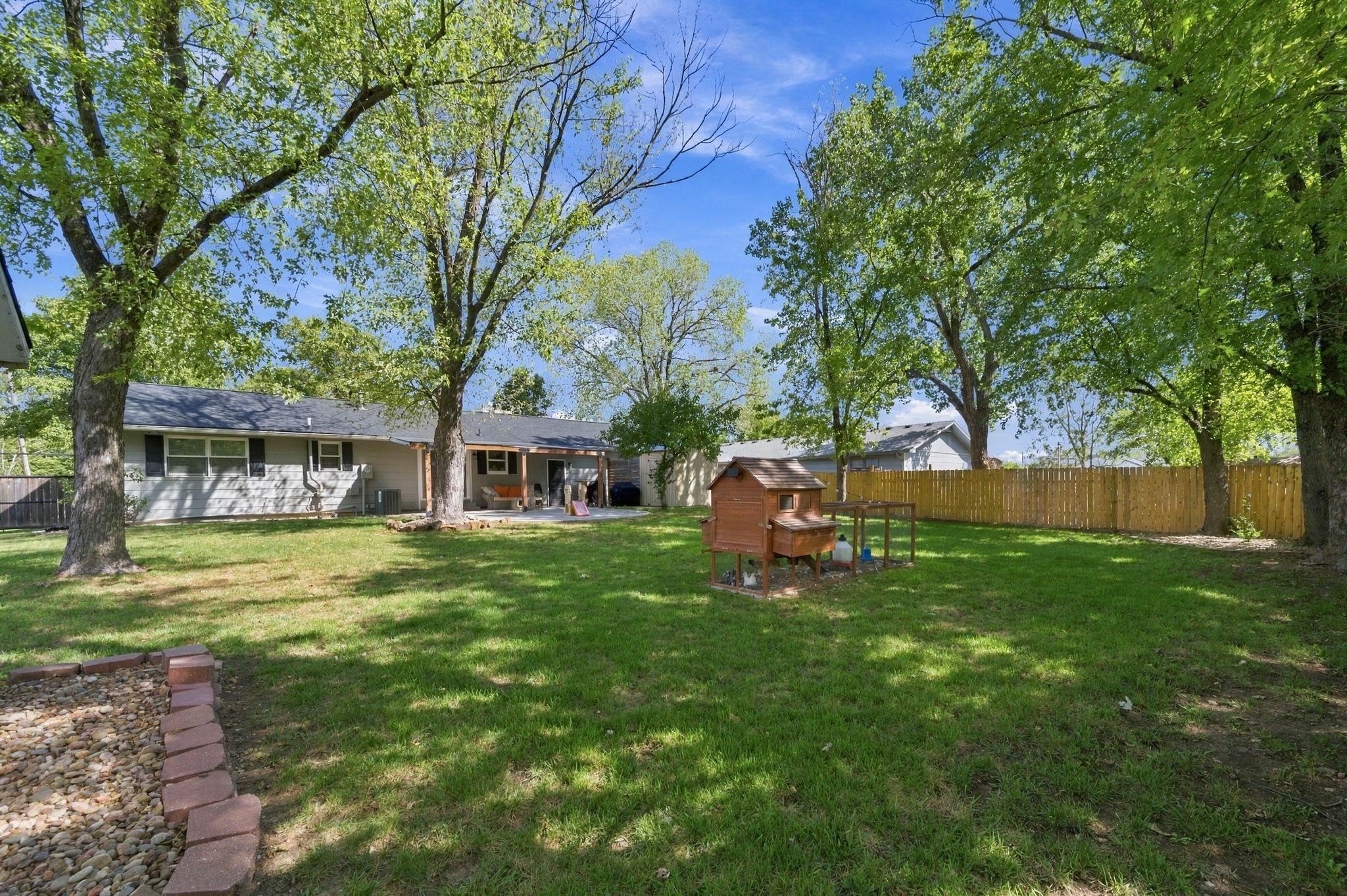 221 E Bradbury St Property Photo 29