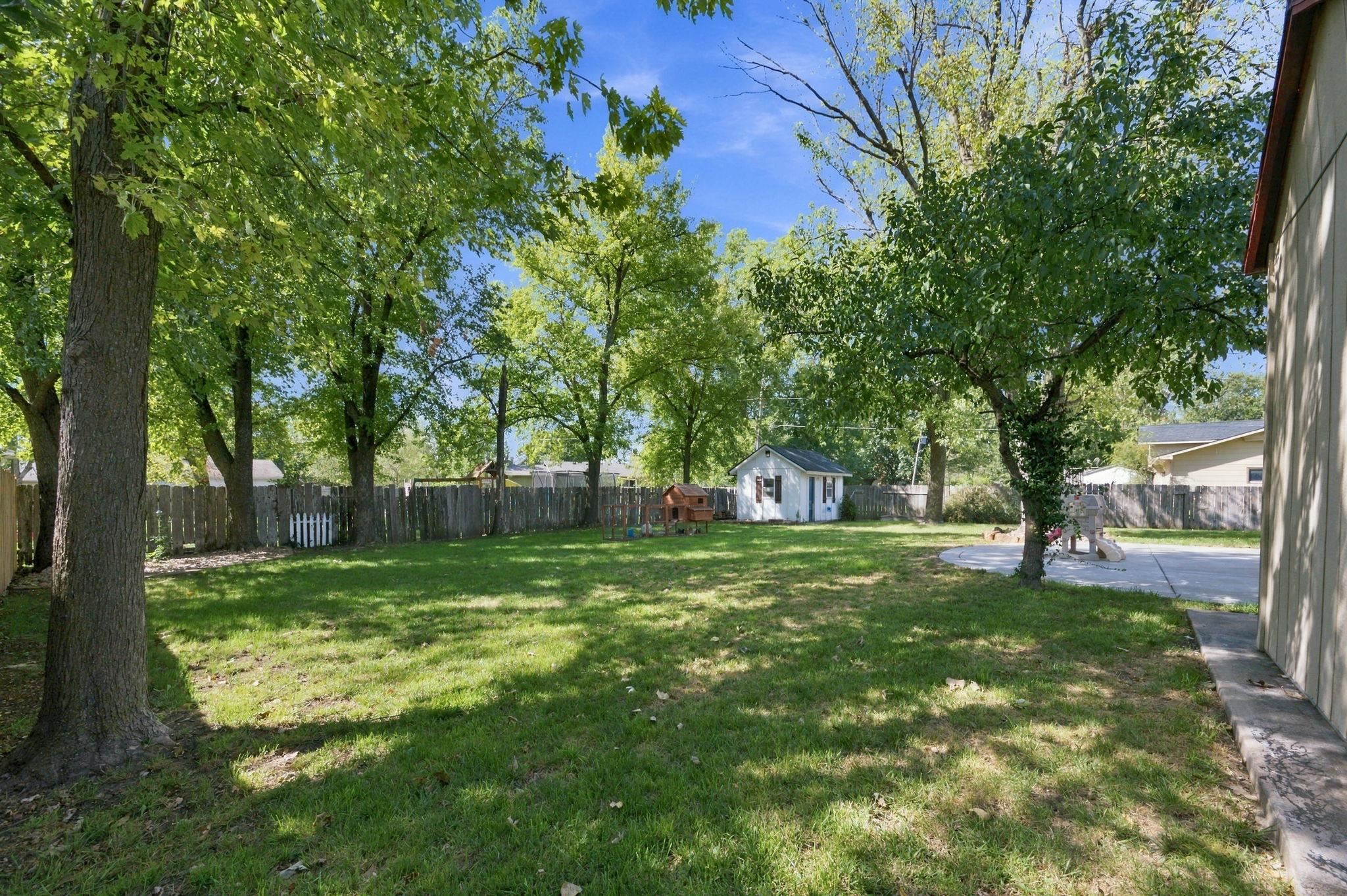 221 E Bradbury St Property Photo 30