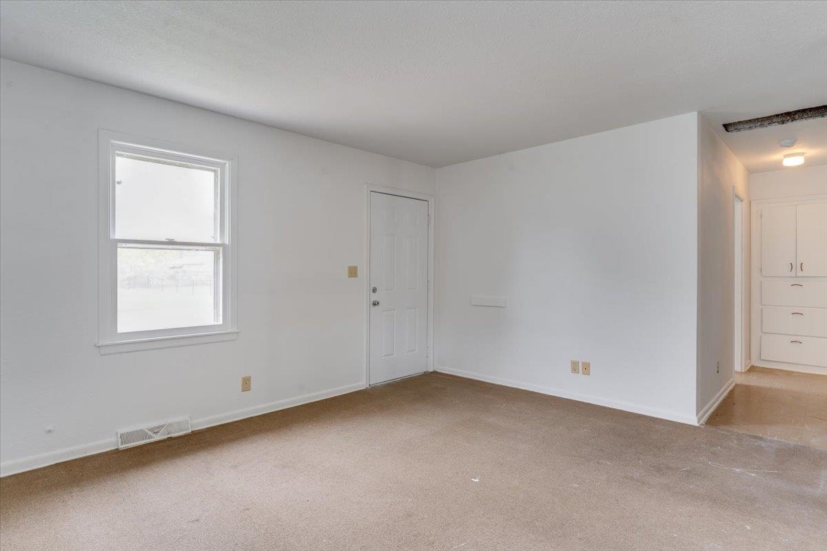 2229 E 53rd Property Photo 3