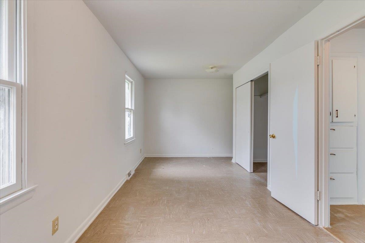 2229 E 53rd Property Photo 6