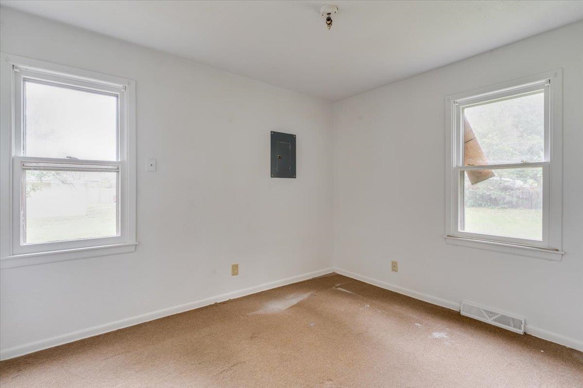 2229 E 53rd Property Photo 8