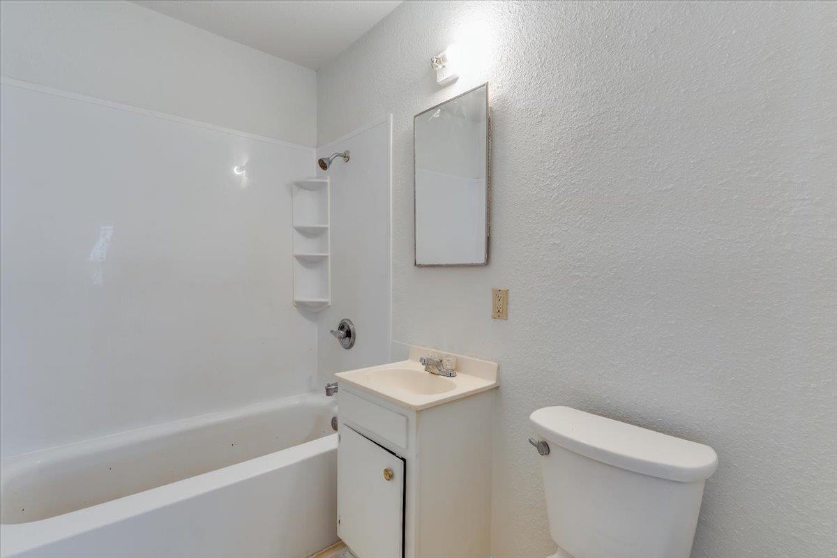 2229 E 53rd Property Photo 9
