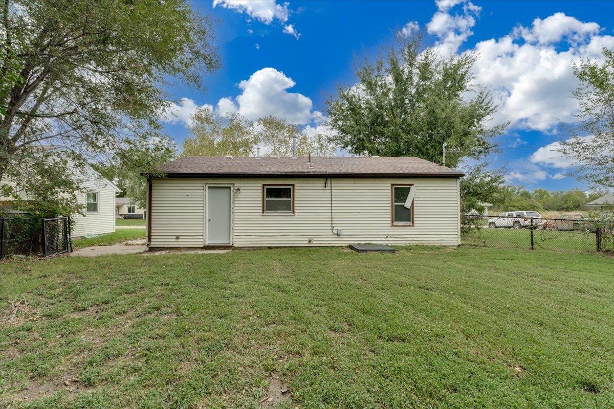 2229 E 53rd Property Photo 12