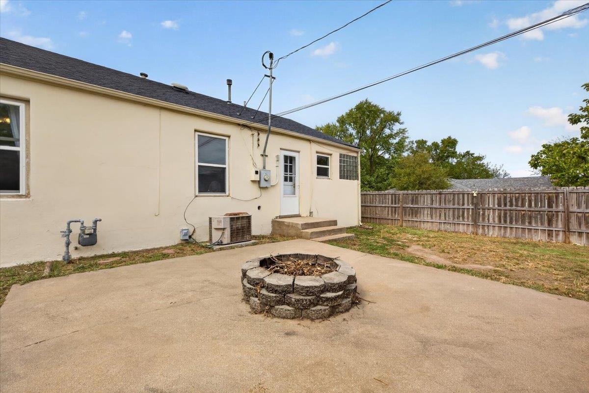 1322 N Henry Property Photo 9