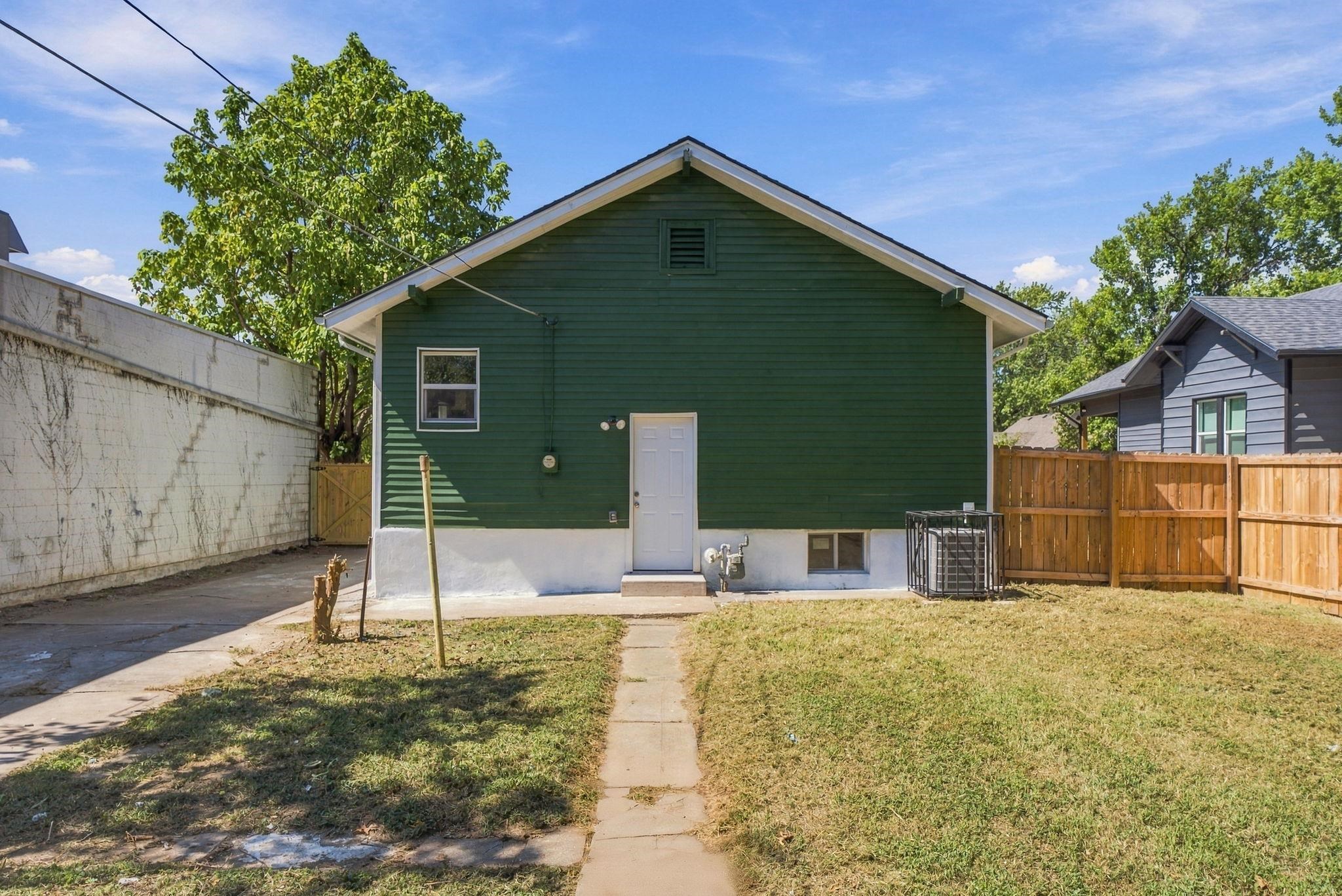 1546 S Waco Property Photo 16