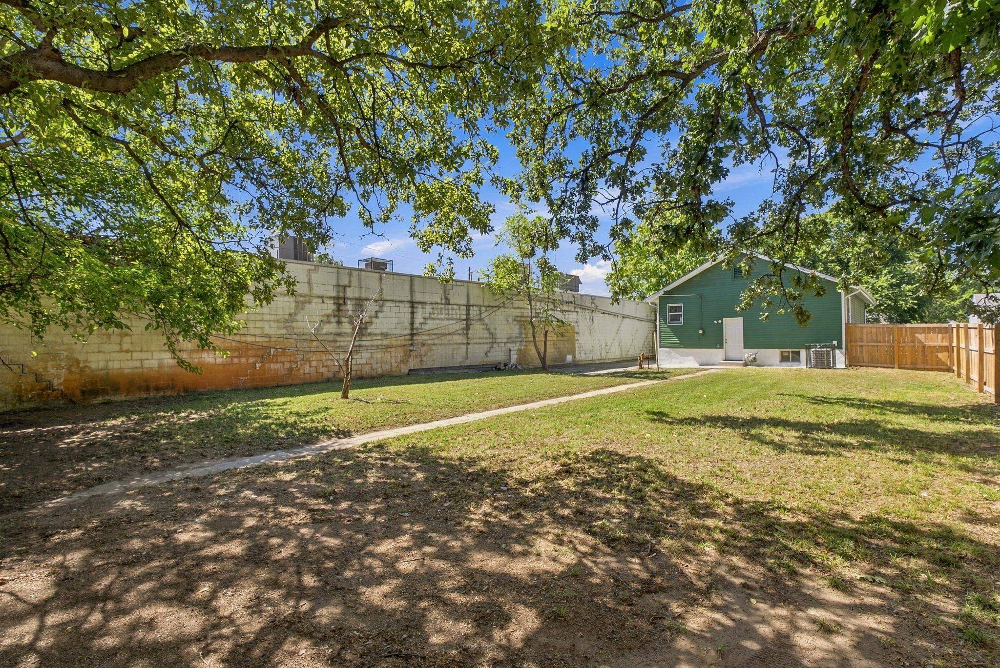 1546 S Waco Property Photo 17