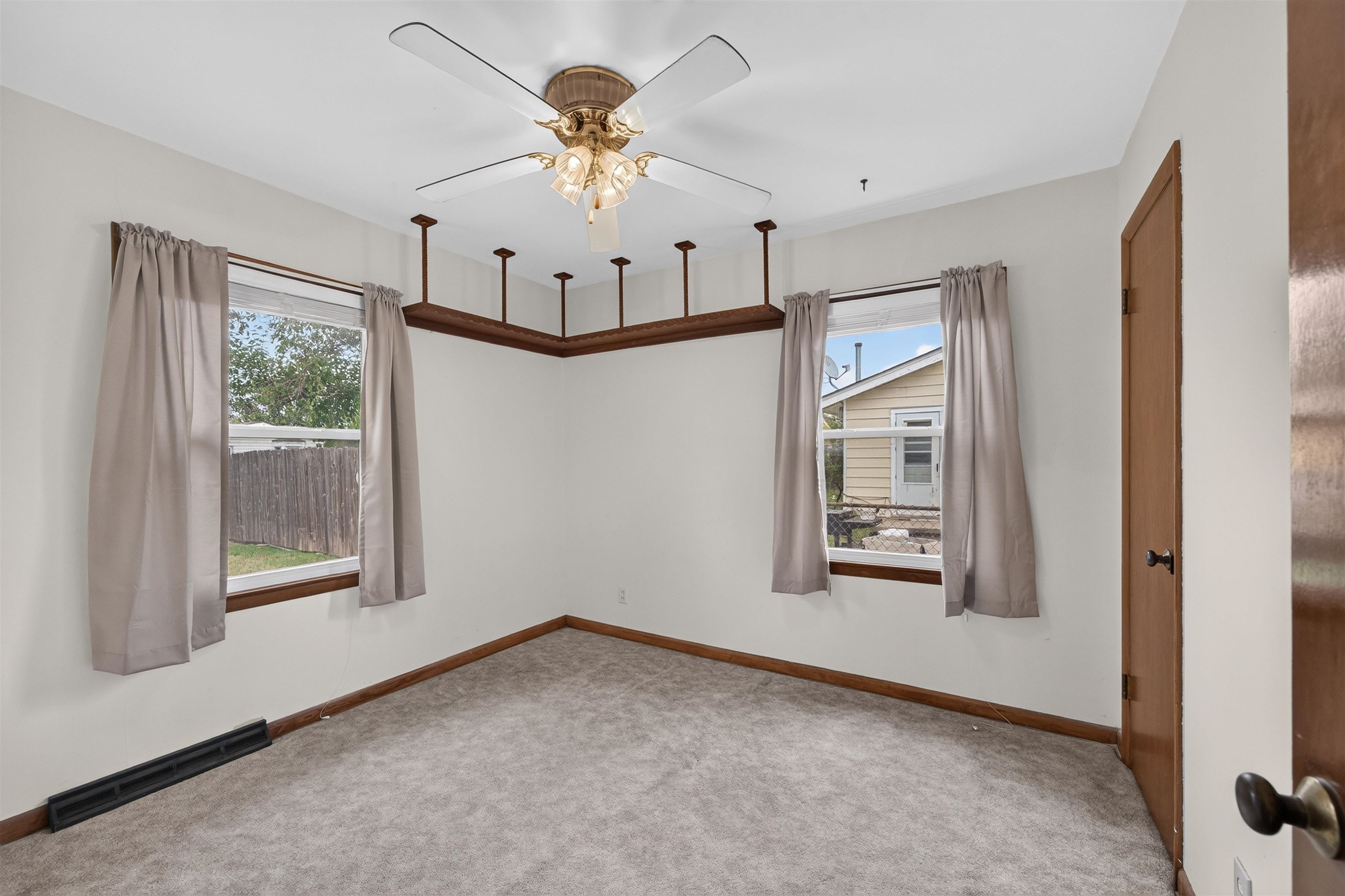 2328 W Casado St. Property Photo 9