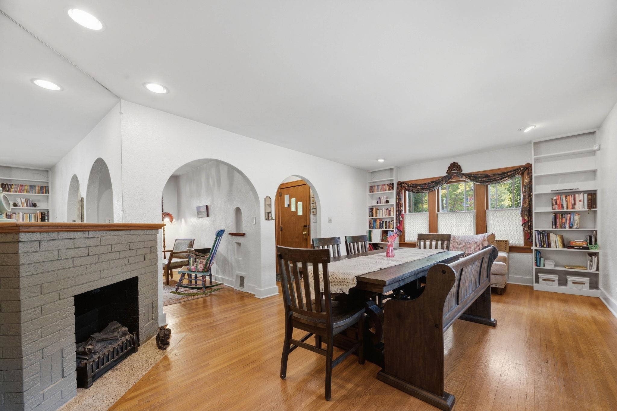 636 N Crestway St Property Photo 4