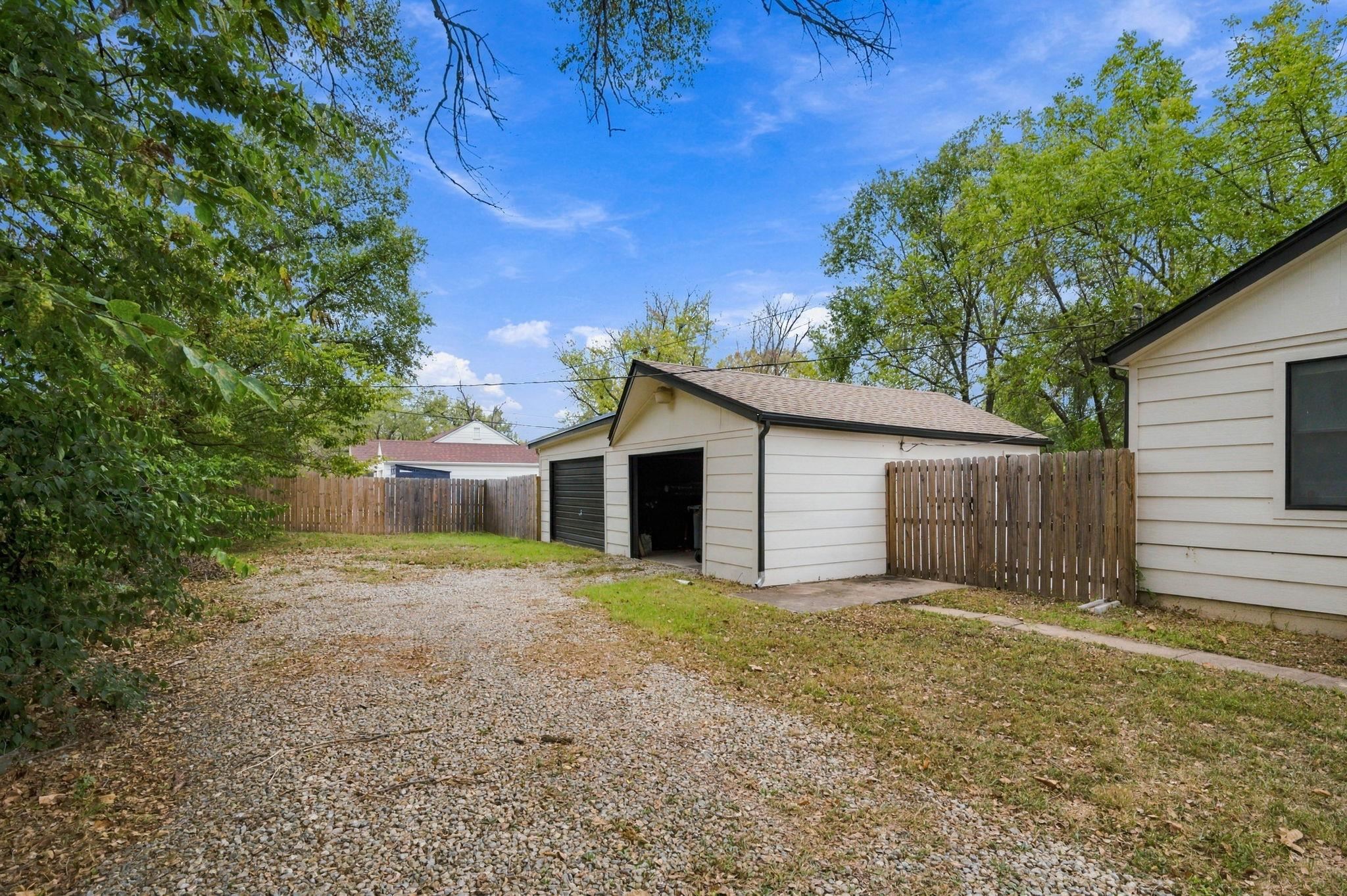 1201 Henry St Property Photo 27