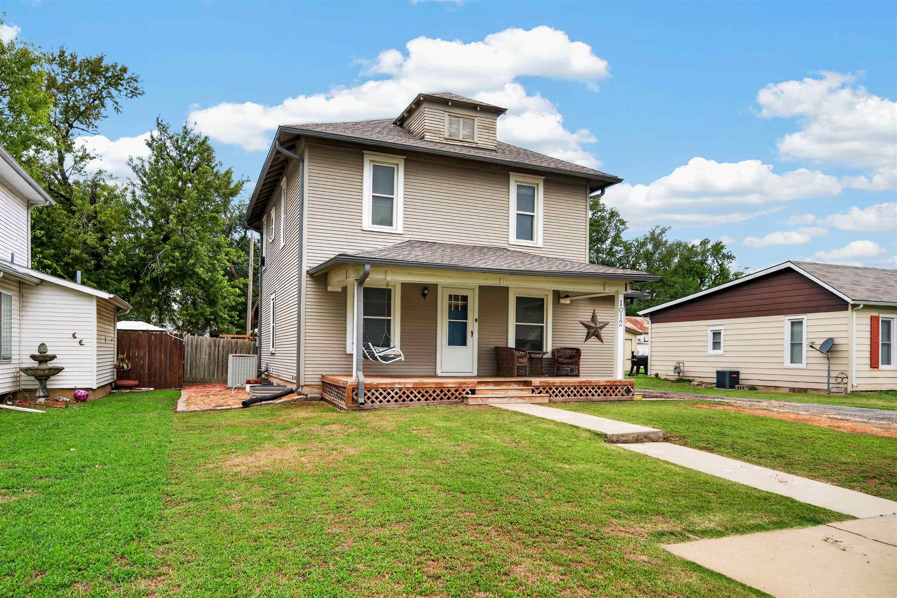 1012 S Elm St Property Photo 1