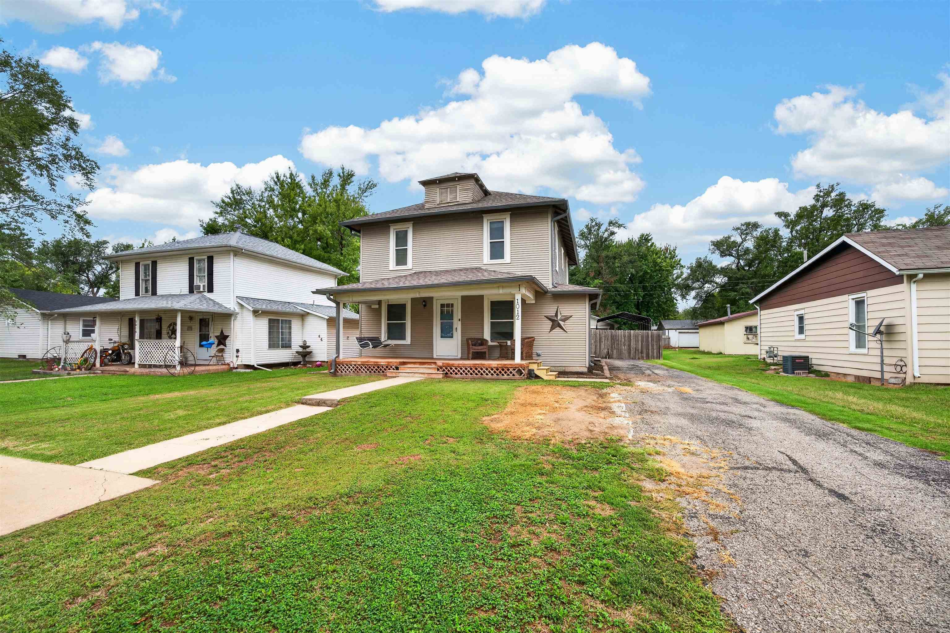 1012 S Elm St Property Photo 2