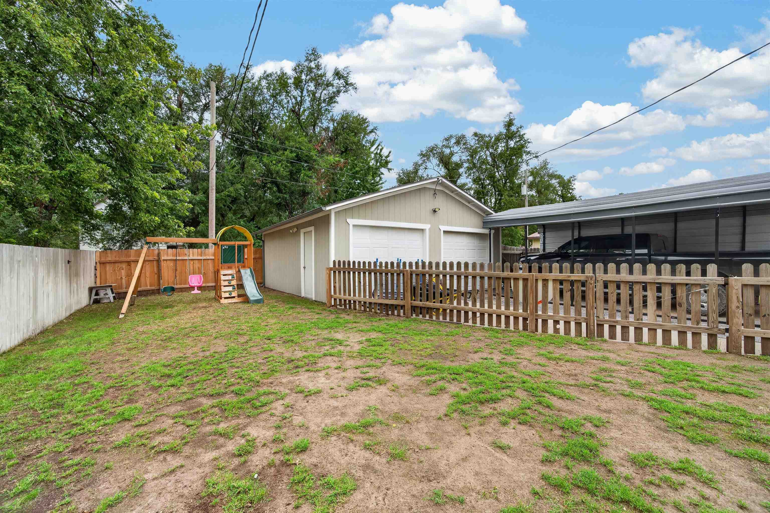 1012 S Elm St Property Photo 32