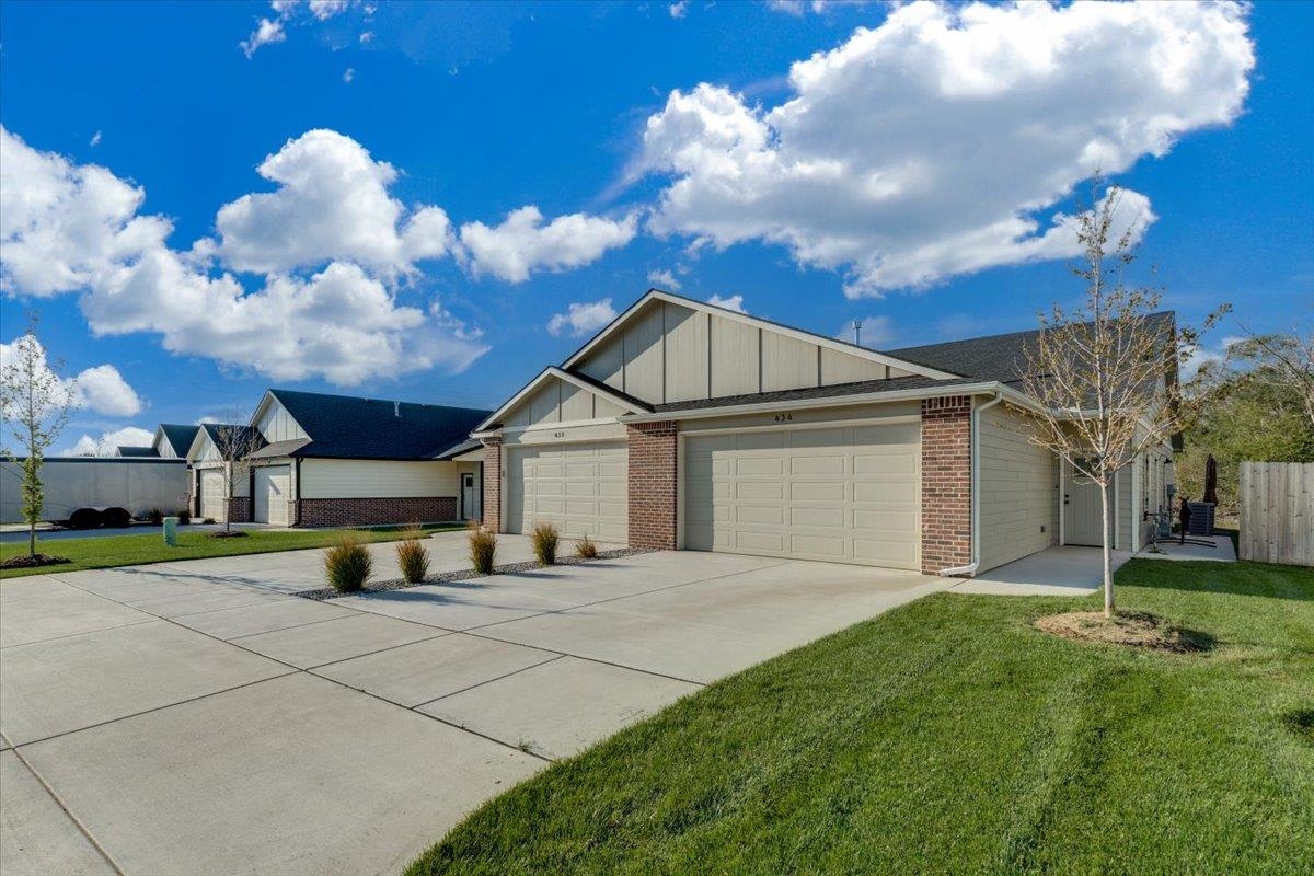 432 Briarbrook Ln Property Photo 2