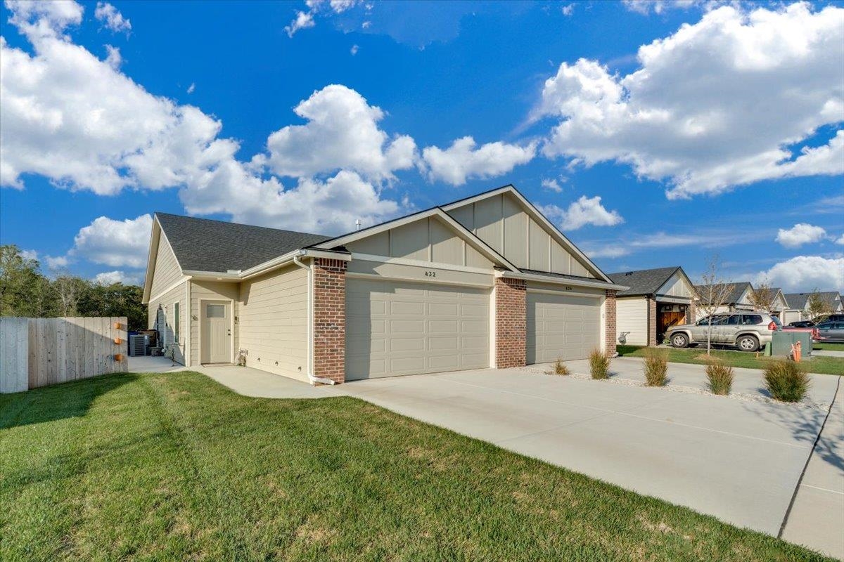 432 Briarbrook Ln Property Photo 3