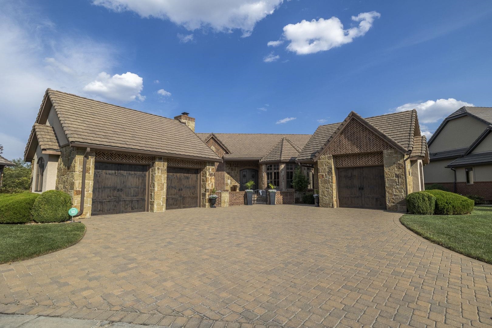 10806 E Glengate Property Photo 1