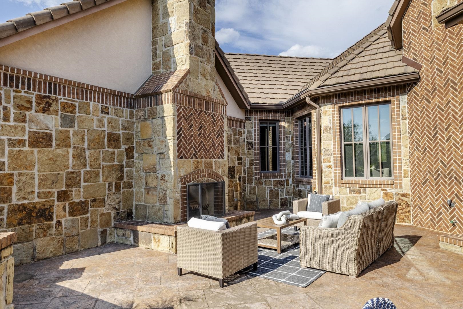 10806 E Glengate Property Photo 3