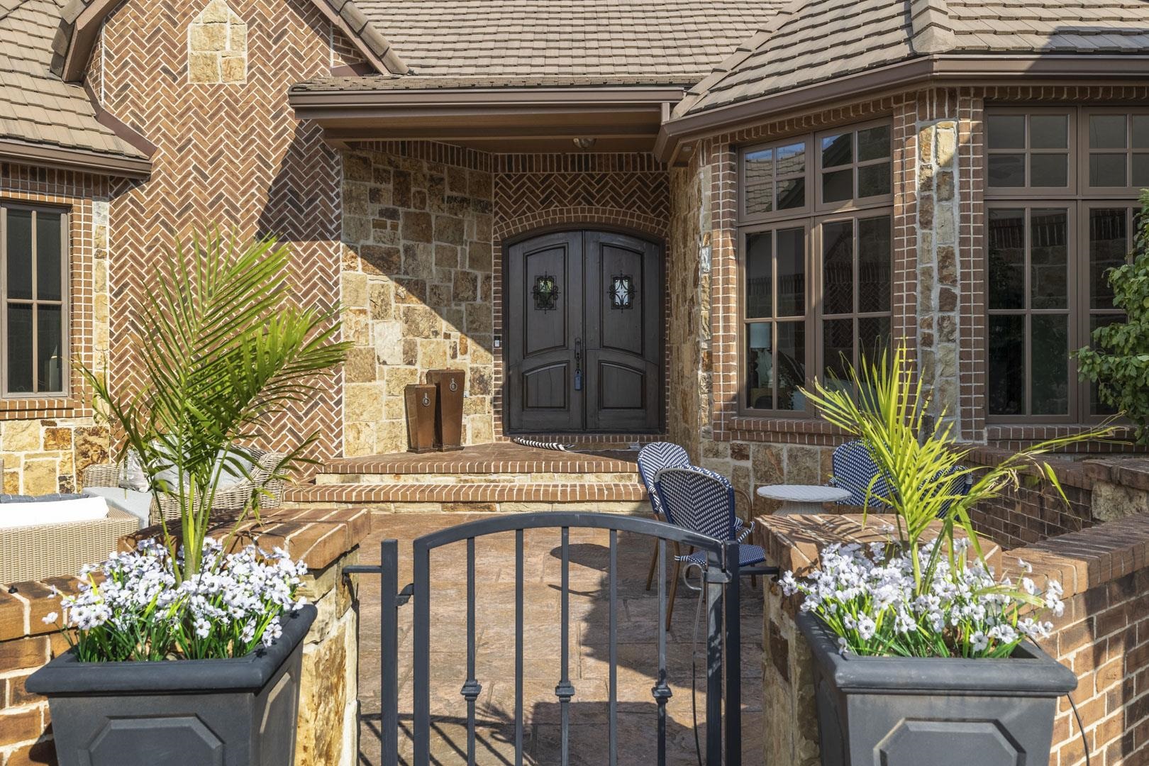 10806 E Glengate Property Photo 5