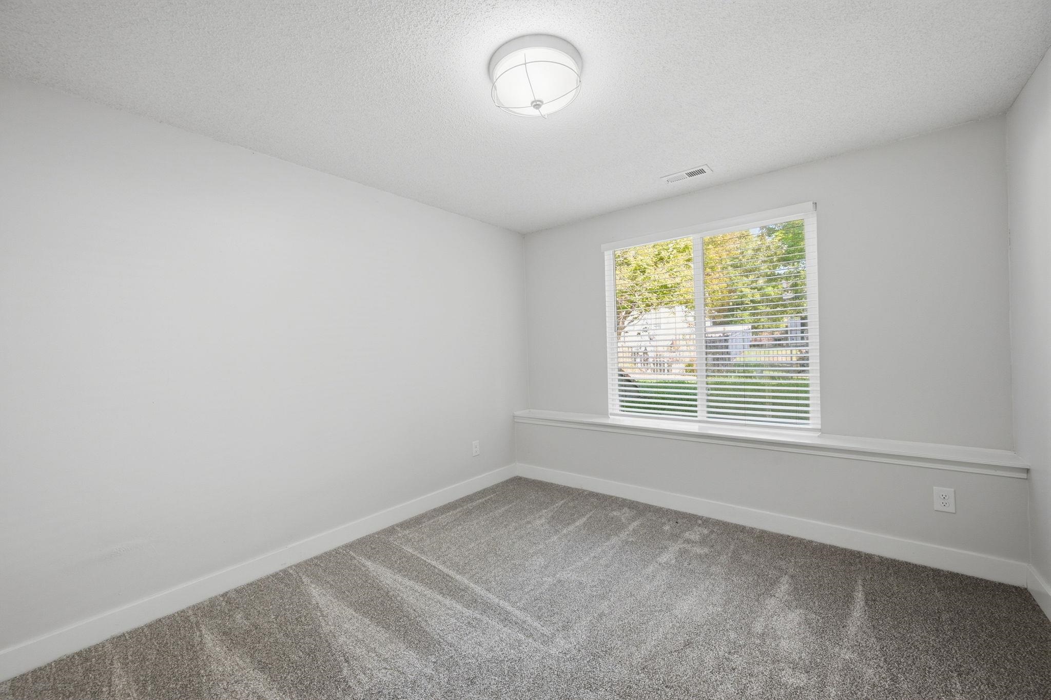 2213 E Myrtlewood Ct Property Photo 29