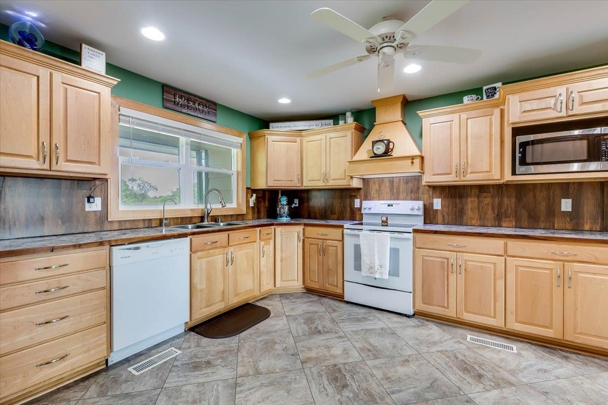 17490 Sw Hillwood Rd. Property Photo 2