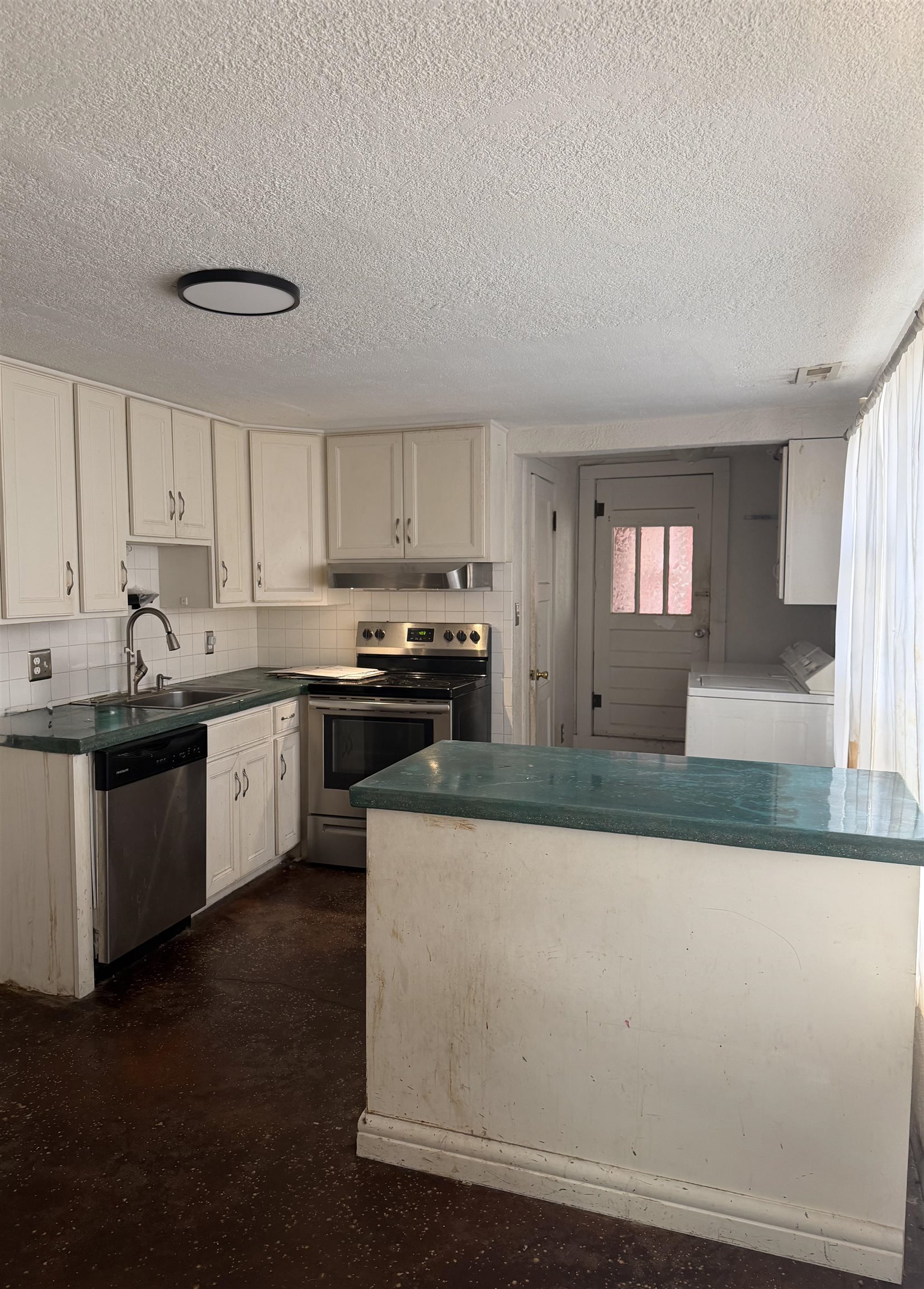 108 W Summit Property Photo 4