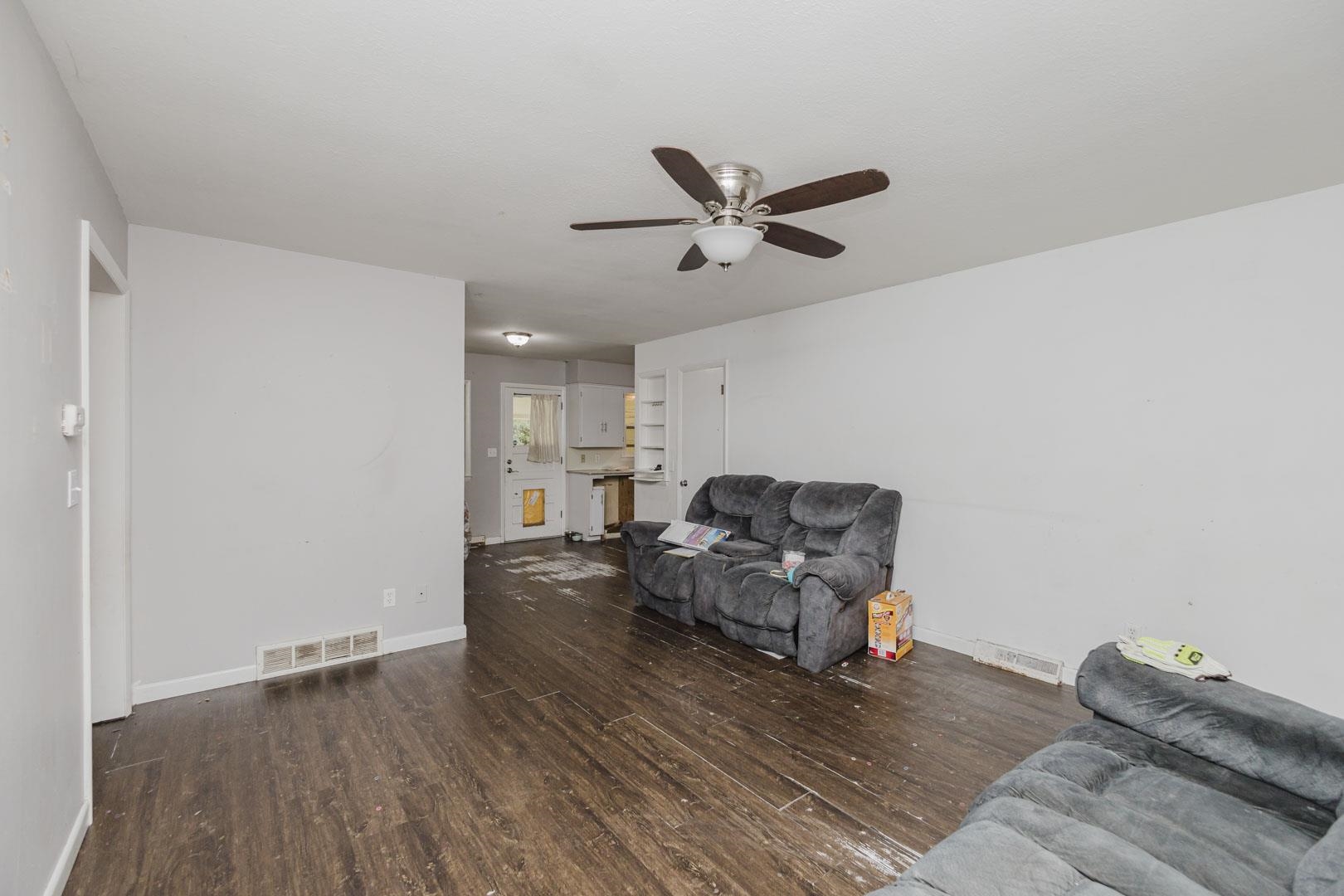 2223 S Walnut Property Photo 4