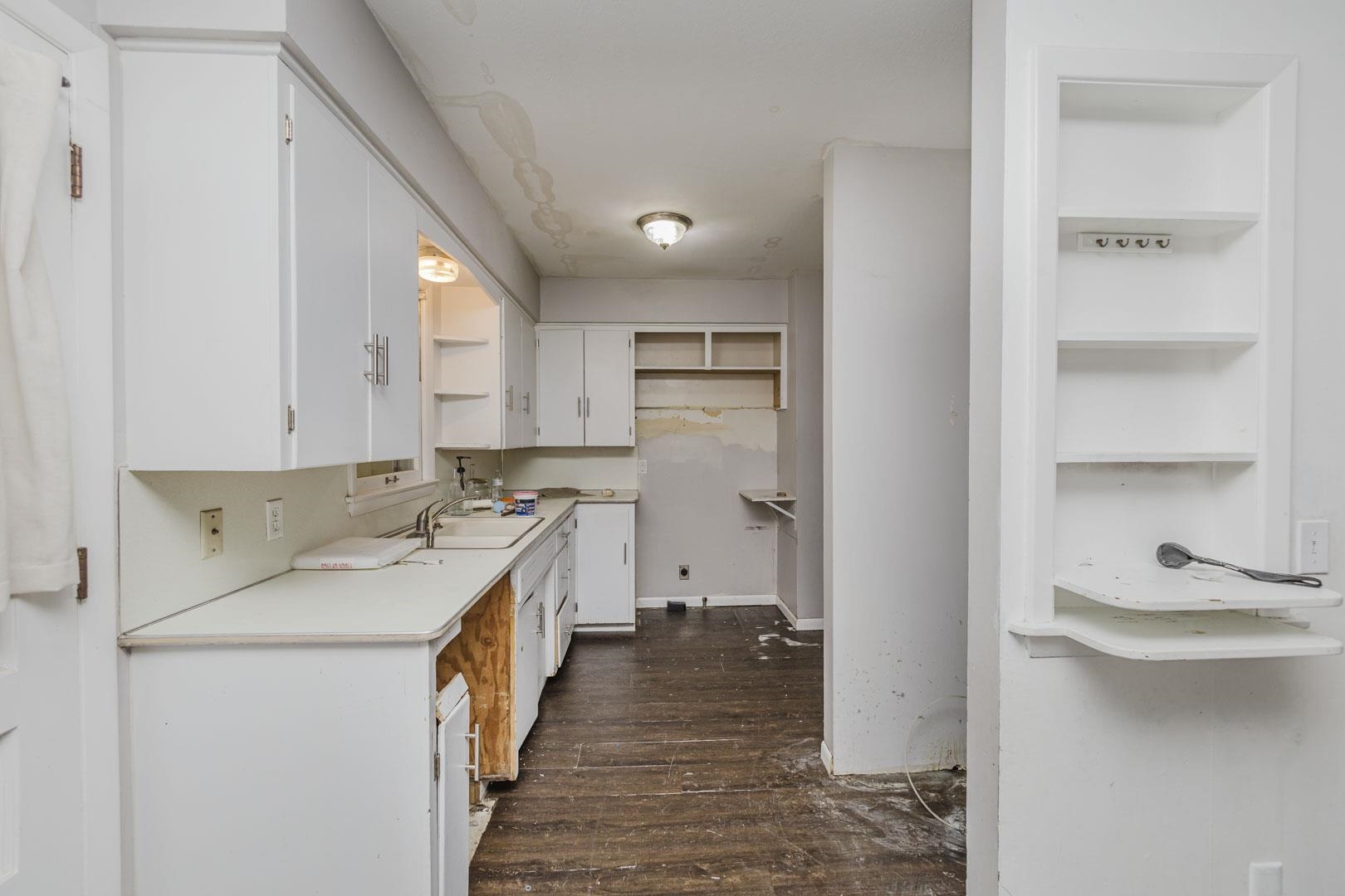 2223 S Walnut Property Photo 5