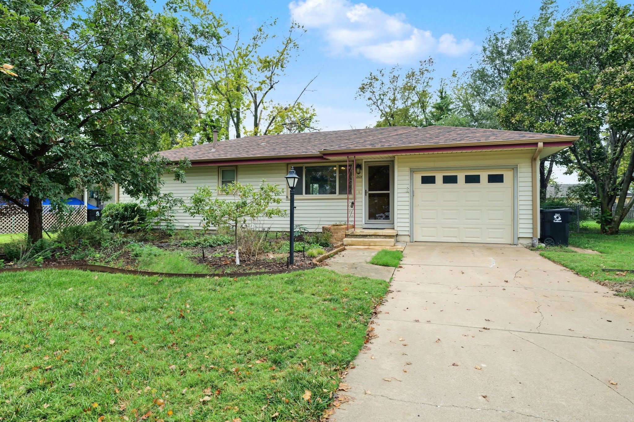 2424 Drake Place Property Photo 1