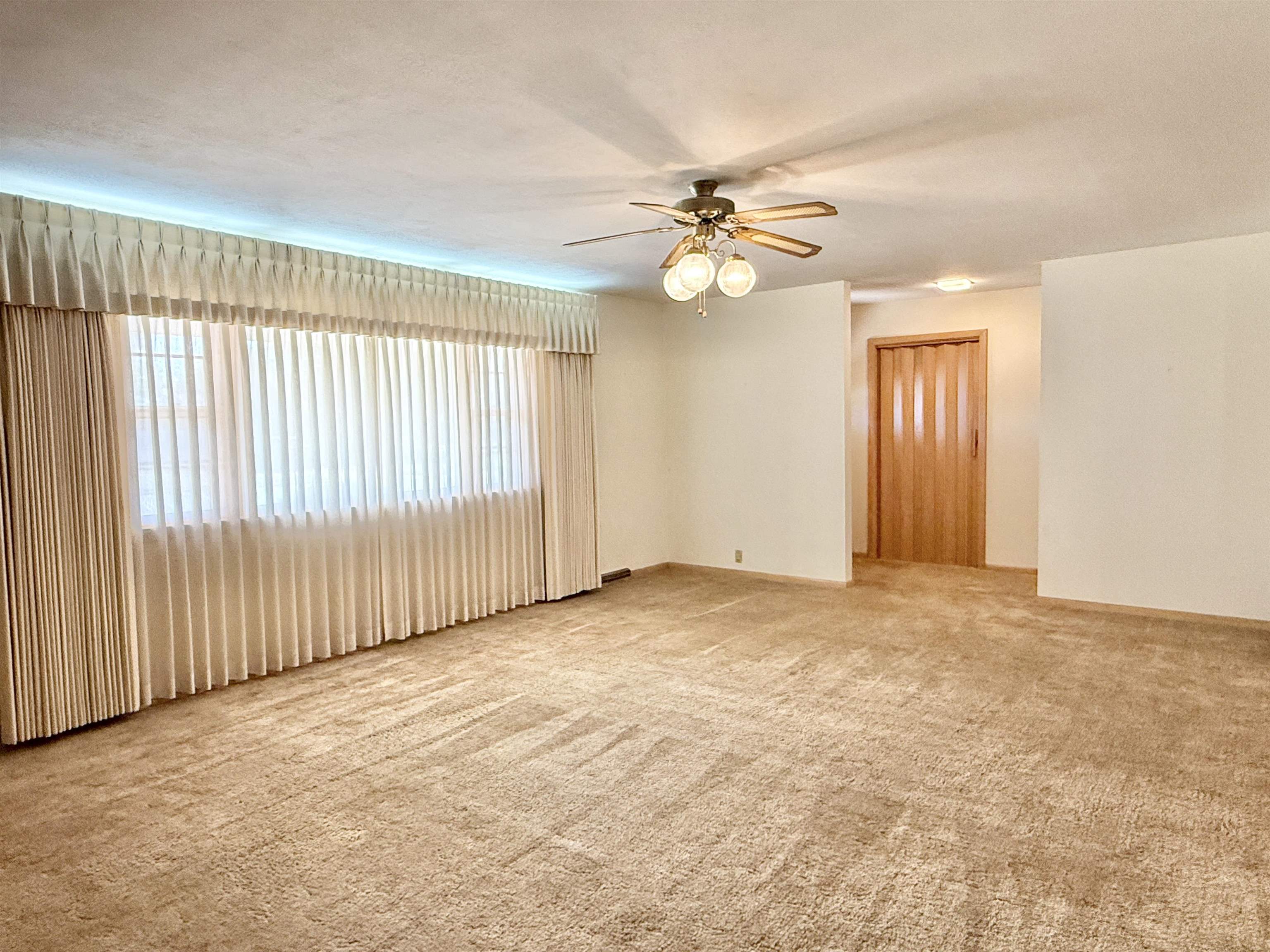 207 S Park Ave Property Photo 5