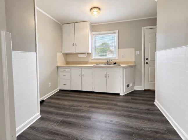 661 Montrose St. Property Photo 3