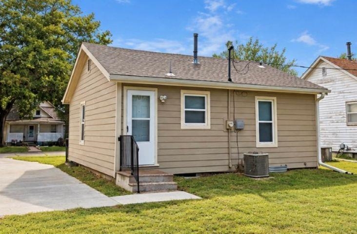 661 Montrose St. Property Photo 10