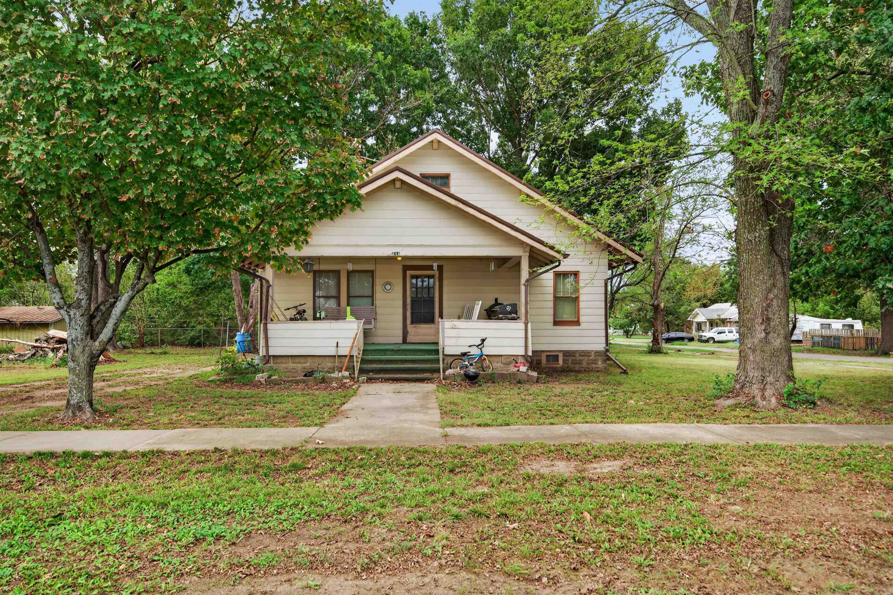 243 W Adams St Property Photo 1