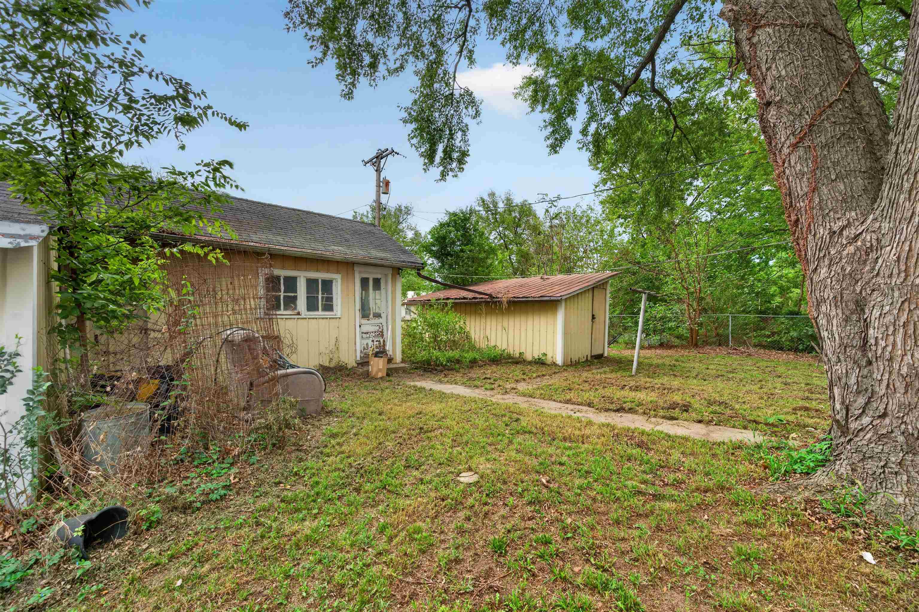 243 W Adams St Property Photo 30