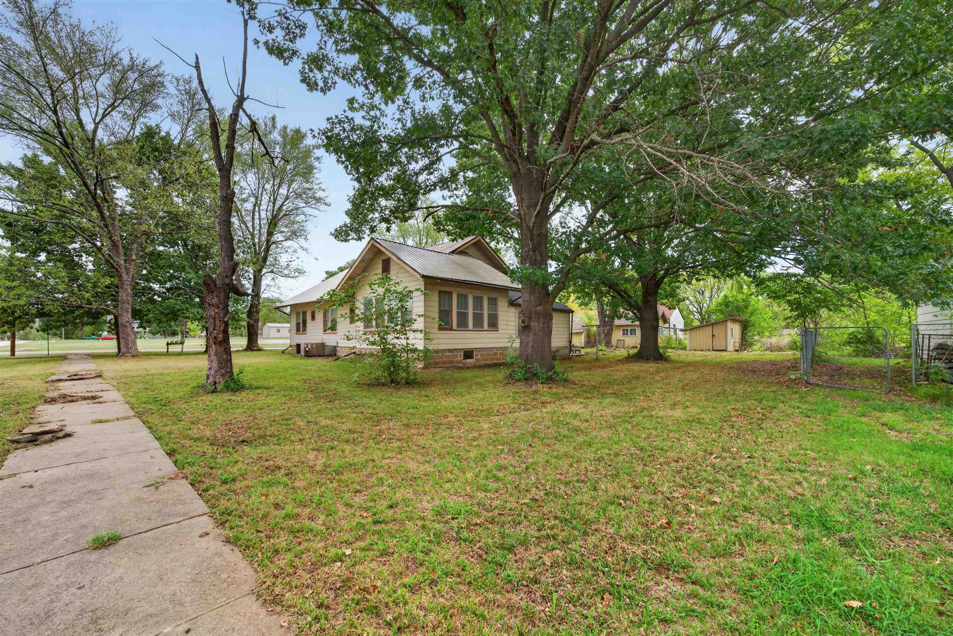 243 W Adams St Property Photo 33